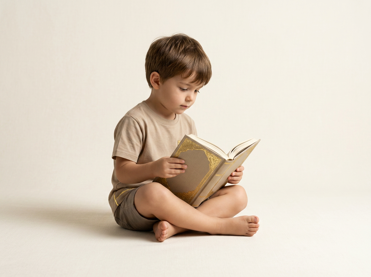 Menino sentado no chão lendo um livro