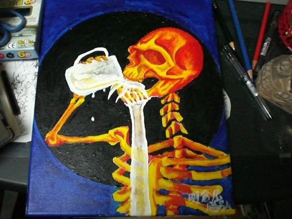 スケルトンの絵の上に血のように見える赤と黄色の色彩で描かれた頭部と骨格のアート作品。