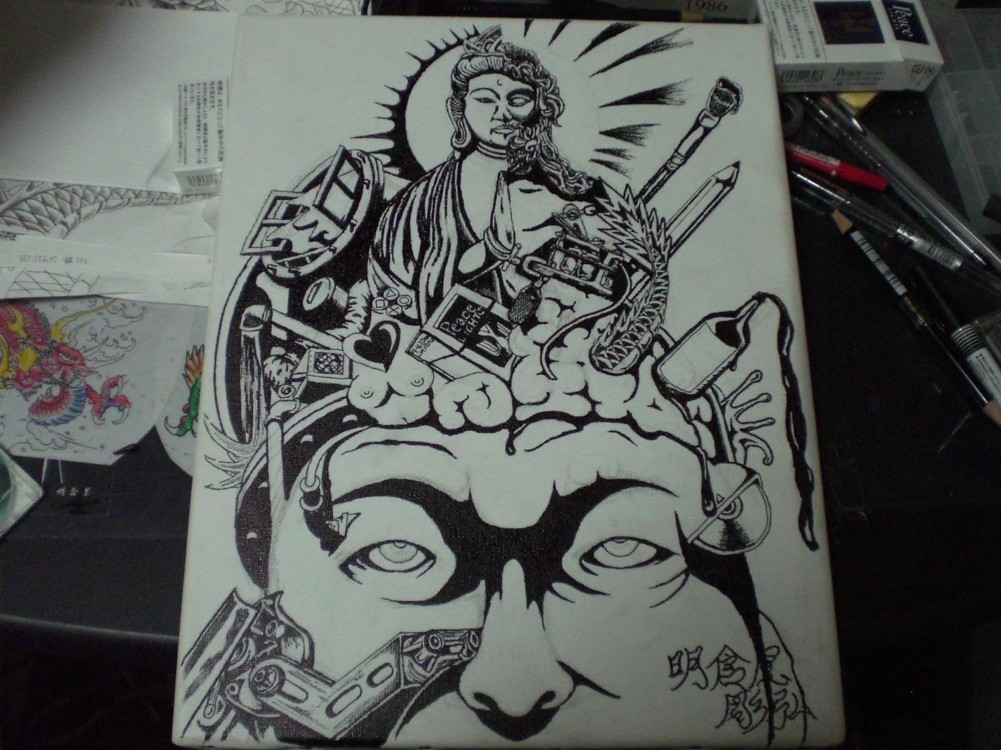 黒と白のイラストで描かれた神様の顔と上半身の線画。神様は多くのアイテムに囲まれている。