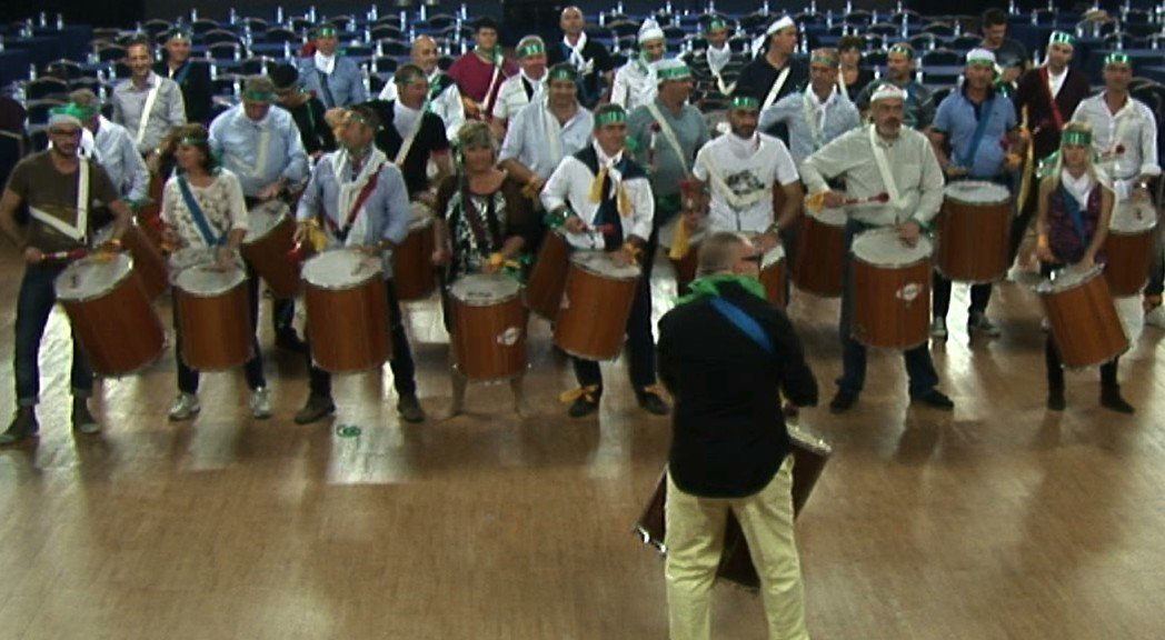 Gruppo di persone che suonano tamburi insieme durante un’esperienza musicale.