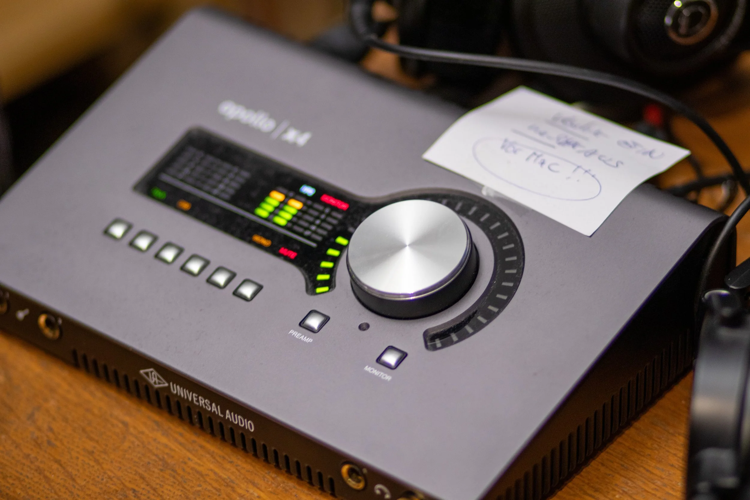 Ein Audio-Interface mit einem Notizzettel.