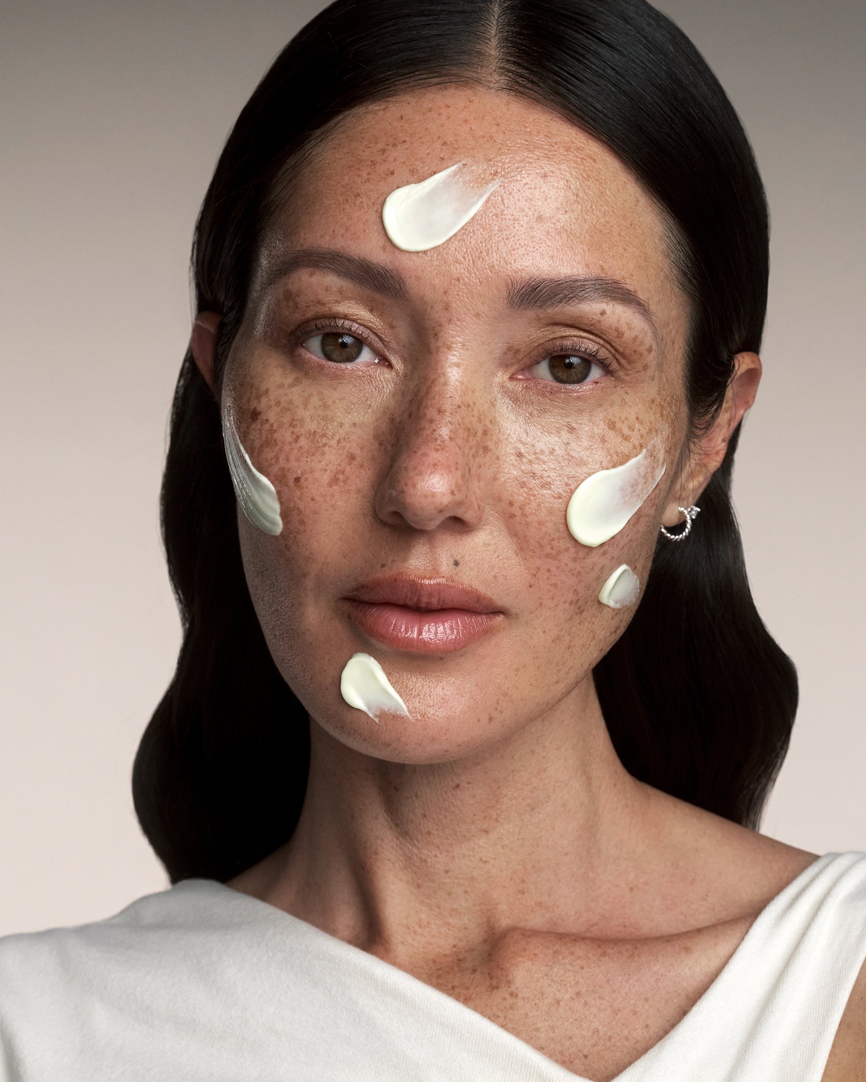260408_HerosRestorative_Cream_Alyla_Swatch_Holding_1330copy2.jpg