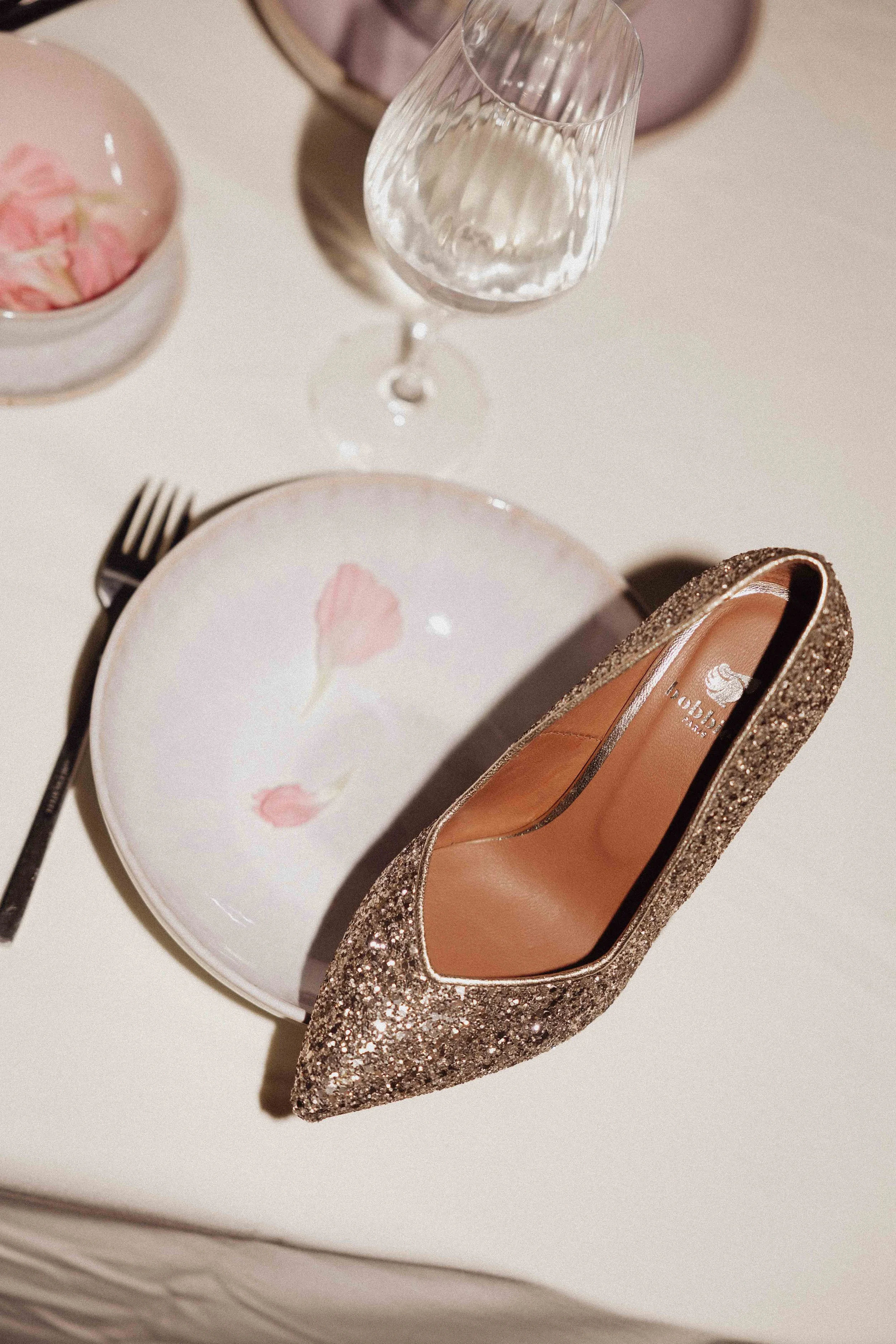 Assiette en céramique artisanale piquetée de pétales roses — studio nepita