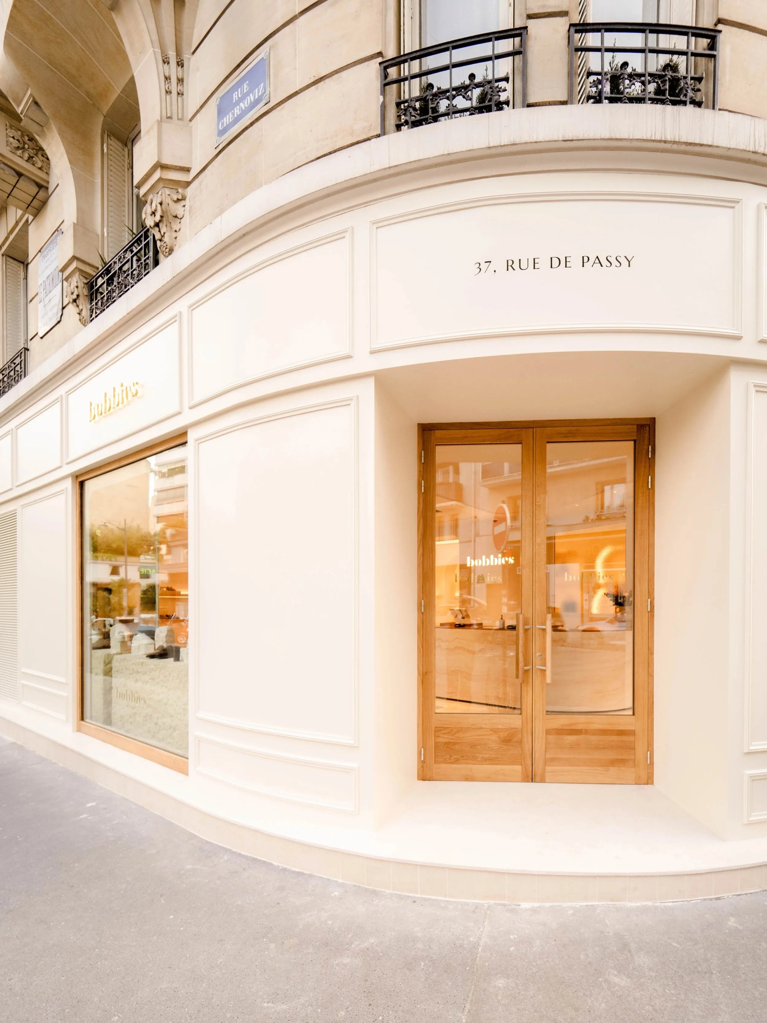Vue extérieure de la façade et des vitrines de la boutique Bobbies Passy — studio nepita