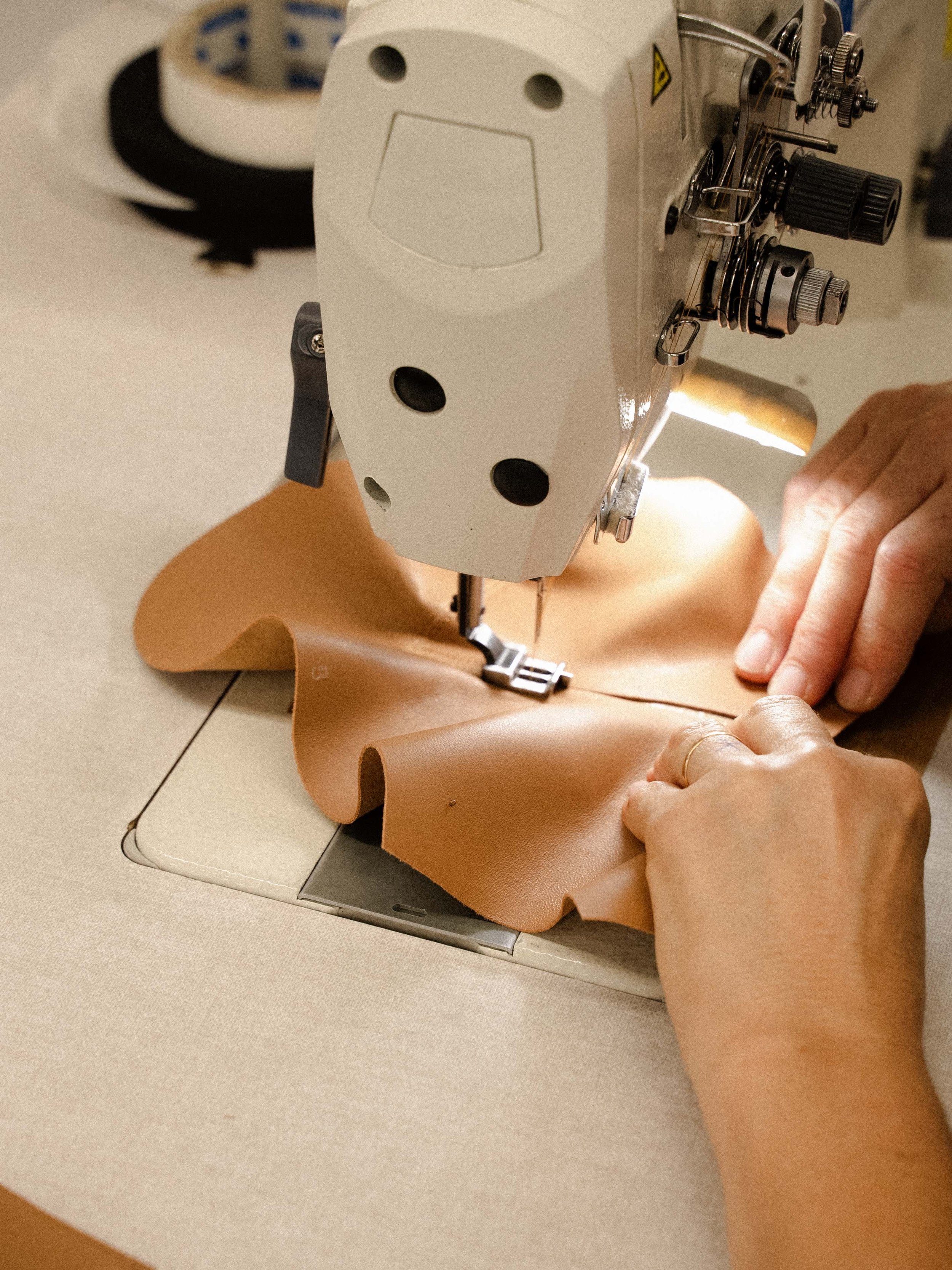 Gros plan sur le travail du cuir par un artisan en atelier — studio nepita