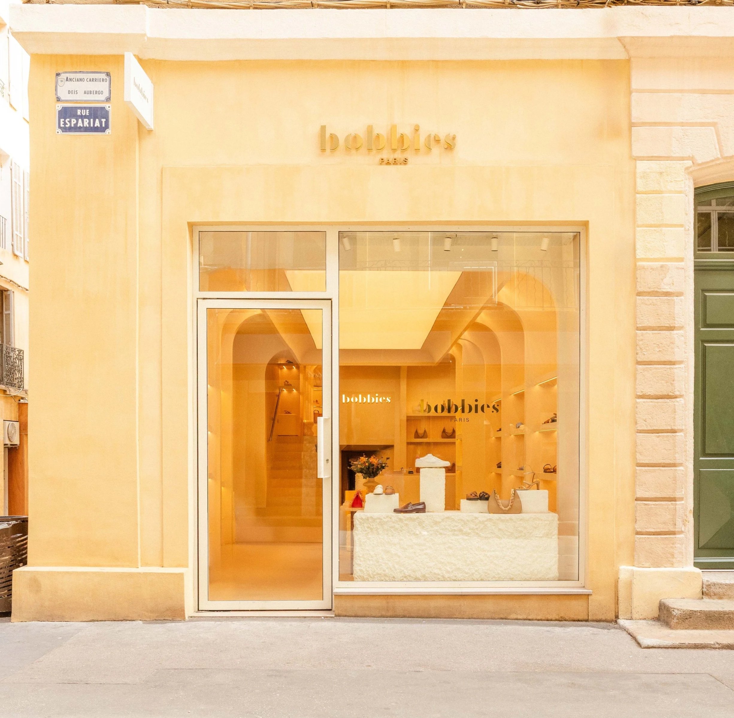 Façade en pierres et vitrine éclairée de la boutique Bobbies à Aix — studio nepita