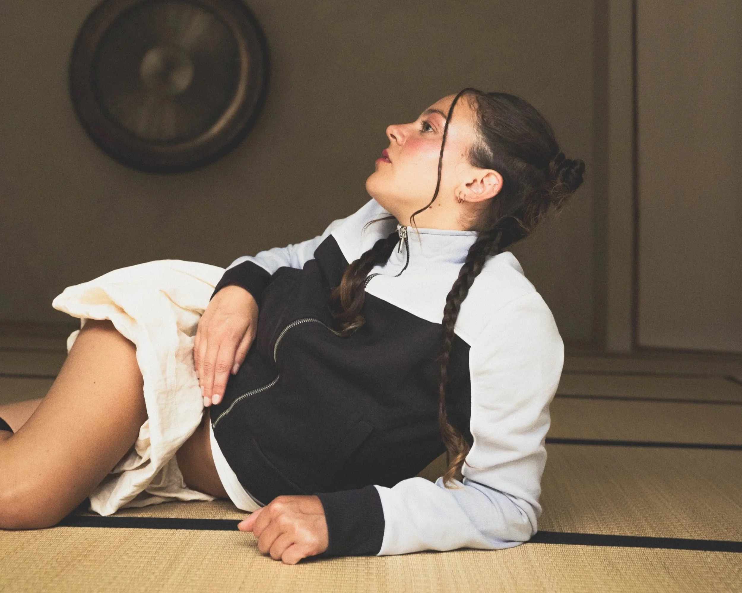 Portrait éditorial de mode d'inspiration japonaise avec lignes épurées — studio nepita