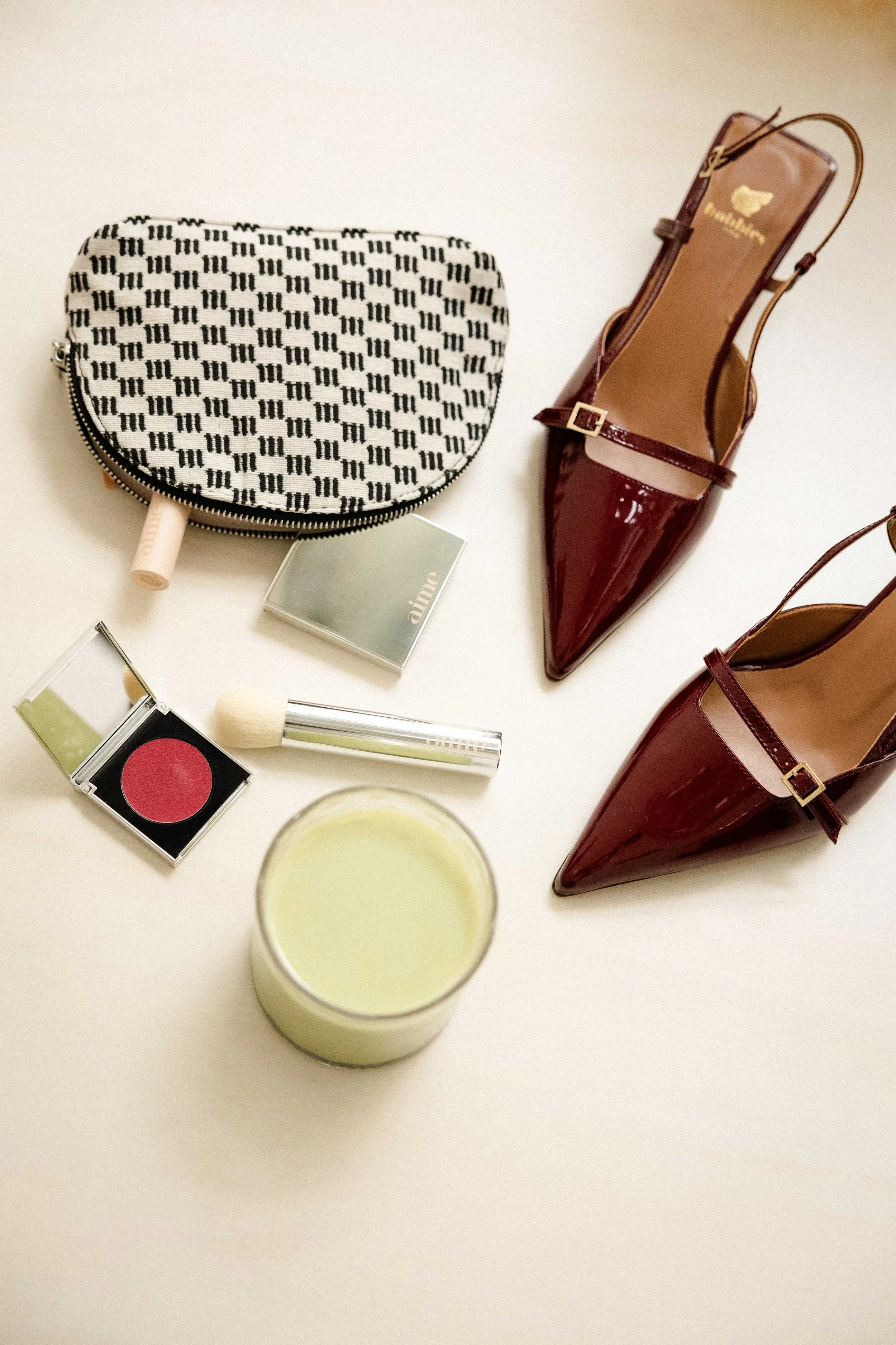 Composition still life et flatlay de produits Aime Skincare et accessoires — studio nepita