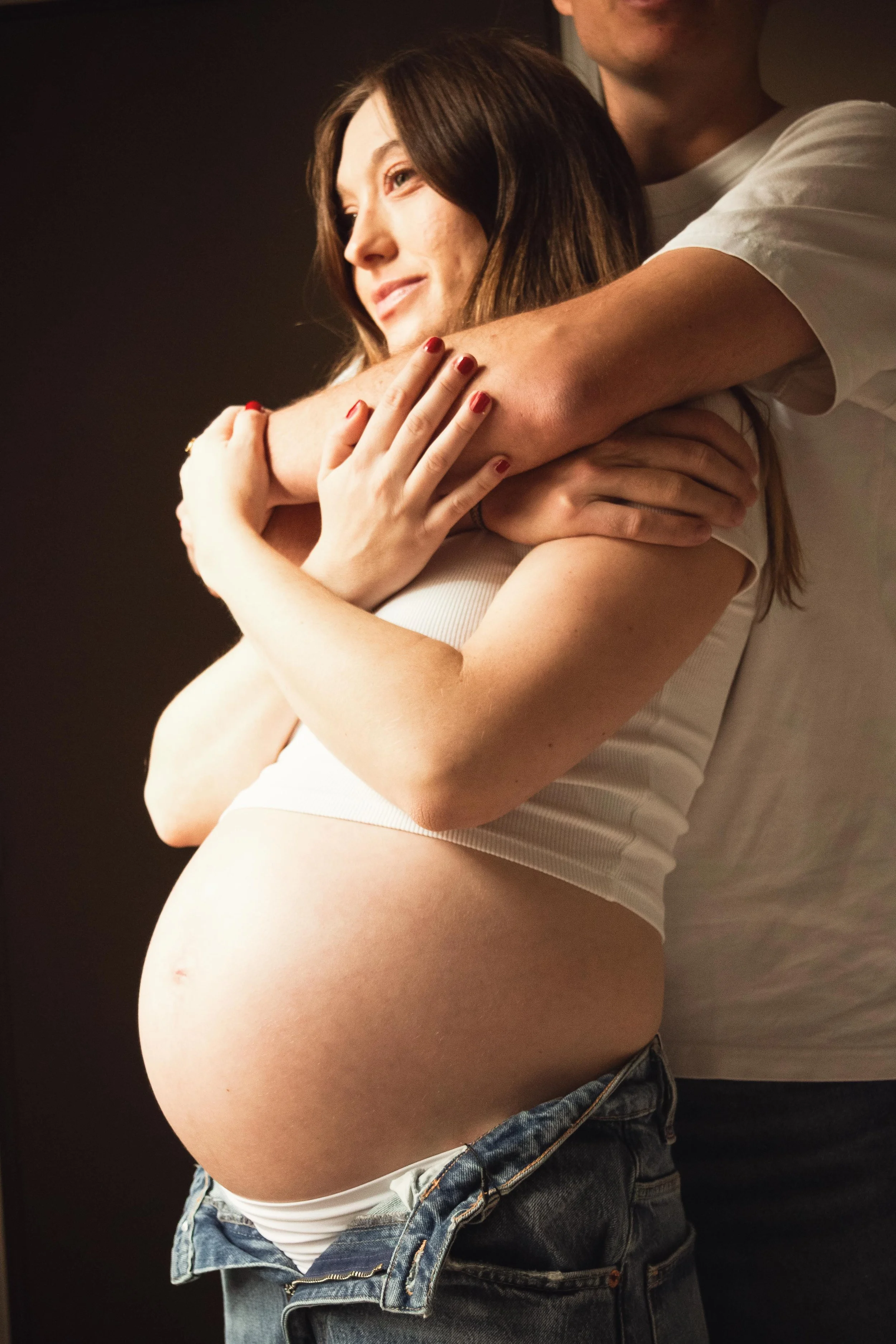 Portrait intimiste des mains posées sur le ventre de la future maman — studio nepita