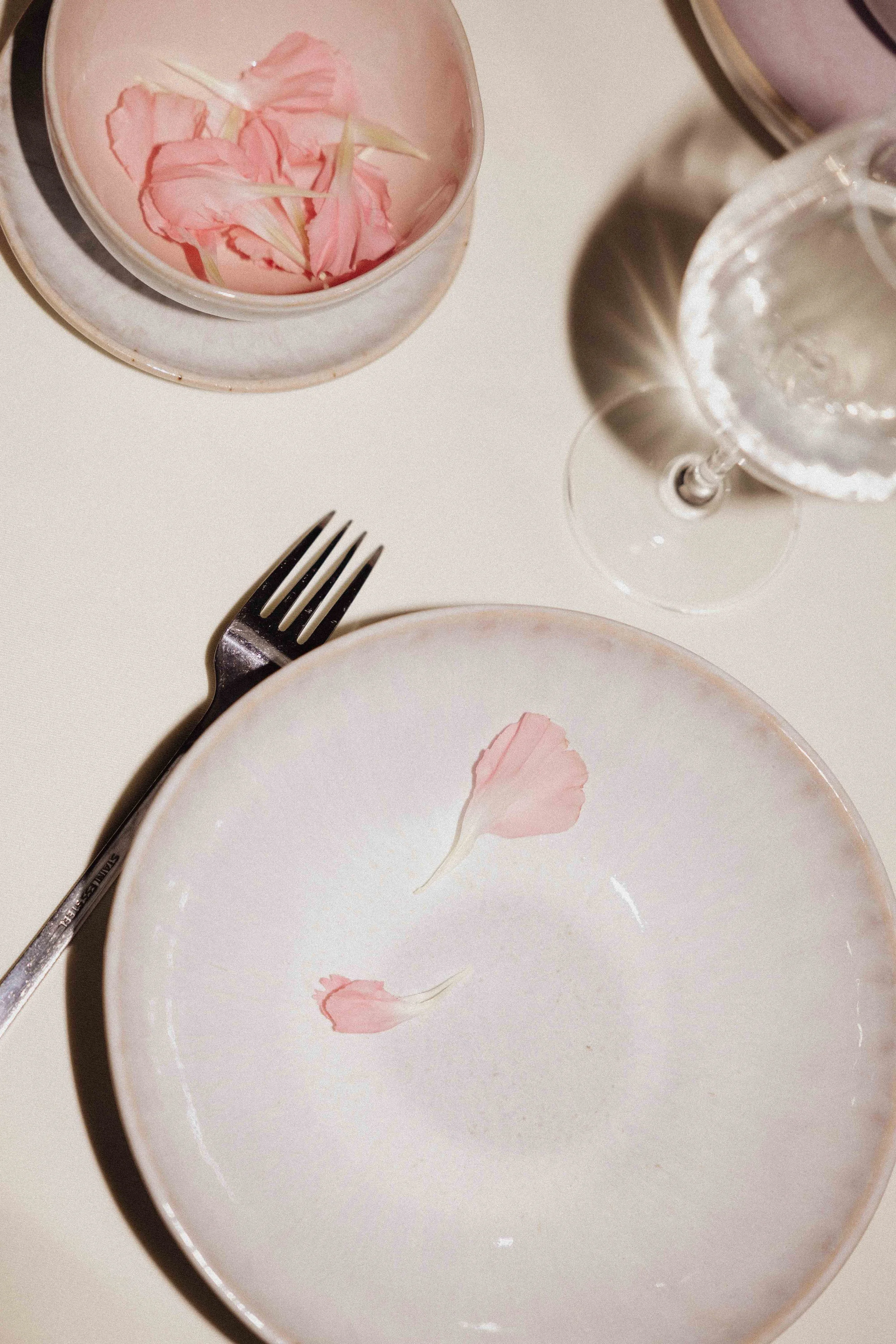 Still life et scénographie d'art de la table pour la collaboration Céladon x Bobbies — studio nepita