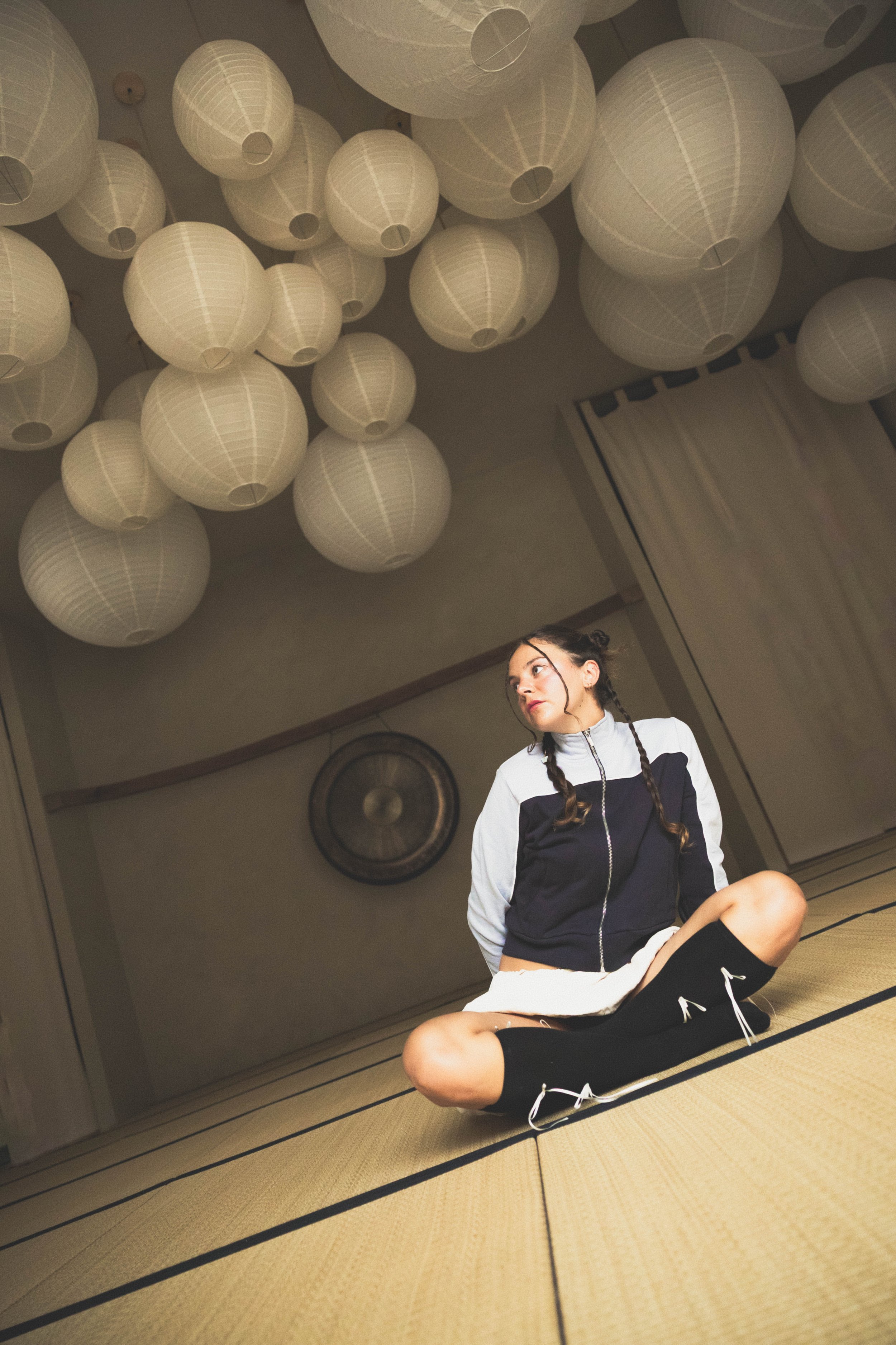 Portrait de profil de la mannequin en veste zippée sur fond de tatami — studio nepita