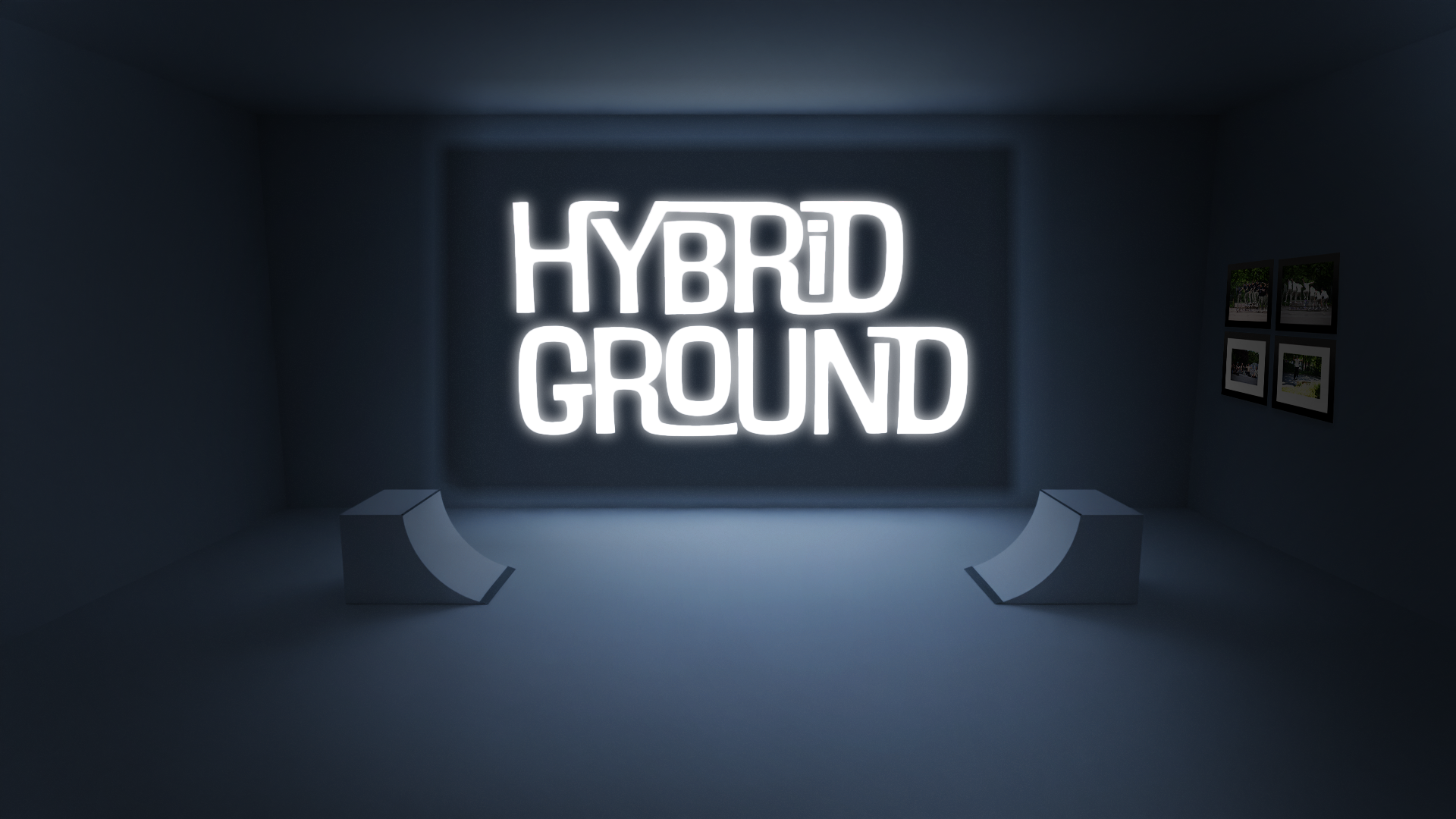 Hintergrundbeleuchteter Schriftzug "HYBRID GROUND" in einem dunklen Raum, mit drei kleinen Stadionbestuhlung auf dem Boden.