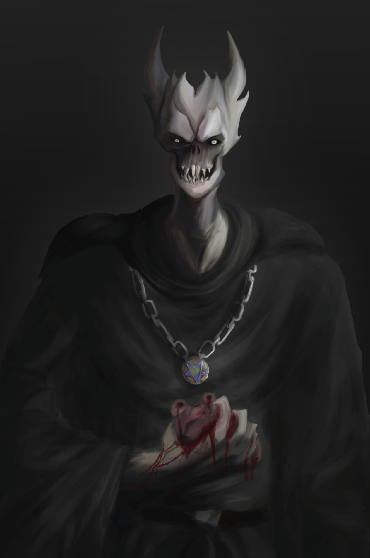 Schattenhafte, dämonische Figur mit gehörnlem Schädelkopf und weißen Augen, trägt eine Kette mit einem Pentagramm-Halsreif, hält eine blutverschmierte Hand, vor dunklem Hintergrund.