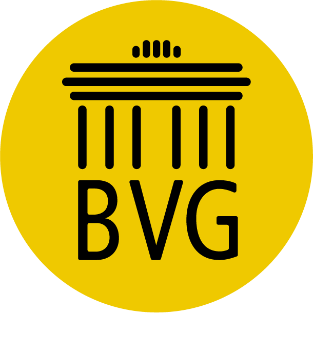 Das Logo zeigt einen stilisierten Brunnen gegen einen gelben Kreis mit den Buchstaben "BVG" darunter und dem Slogan "Wir bewegen Berlin!"