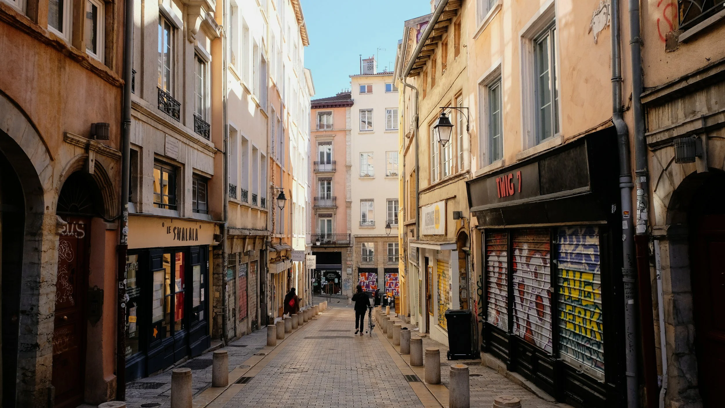 Ruelle typique du Vieux Lyon, quartier historique aux traboules
