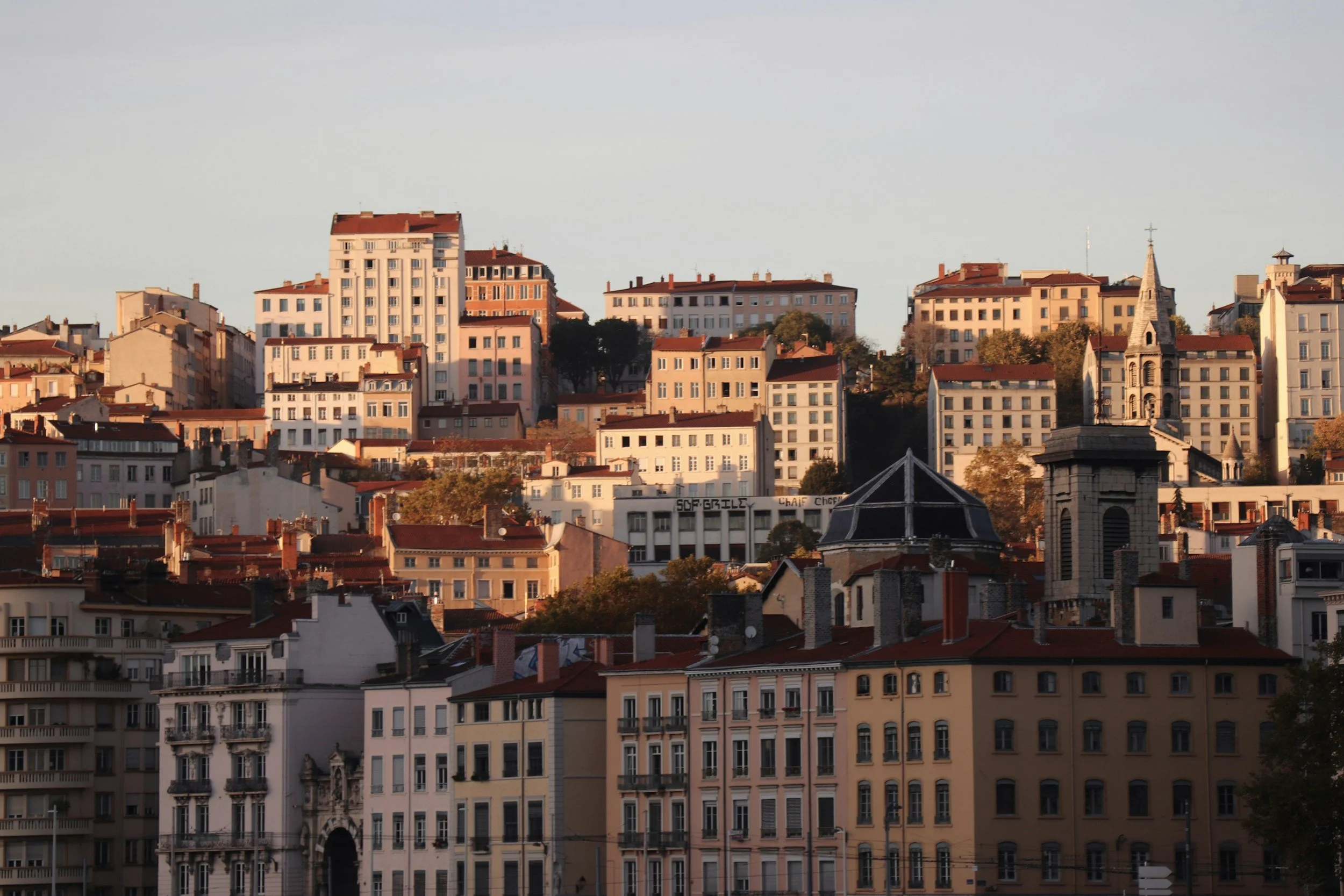 Vue sur les toits du Vieux Lyon à la lumière dorée