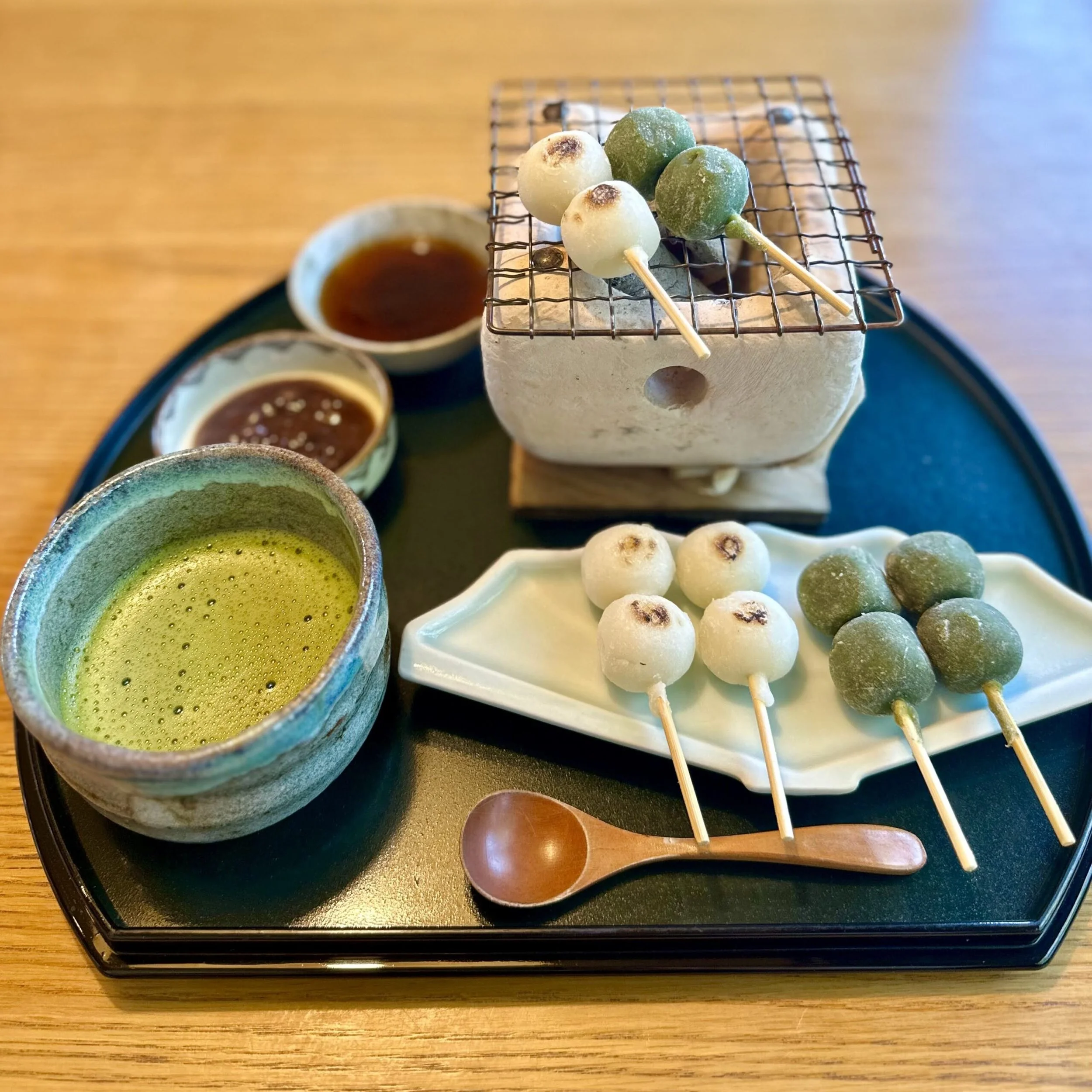 Grill your own dango at Kikuizumi, a Taisho-era merchant's house in the Motomachi district of Hakodate. Authentic interiors and delicious food.
