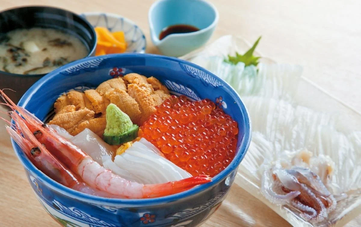 A Hakodate market dish available to eat in one of the market's many stalls, featuring prawn, sea urchin and roe.
