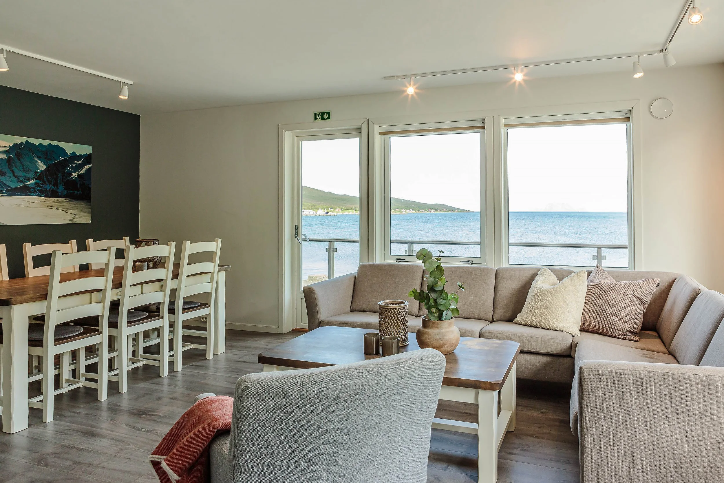 Spend the night in the Lyngen Alps