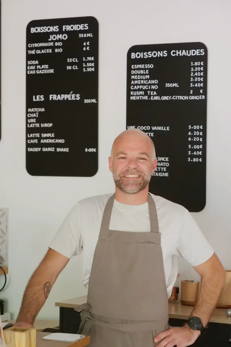 Sébastien, fondateur de Daddy’s Cookies, dans son coffee shop à L’Isle-sur-la-Sorgue