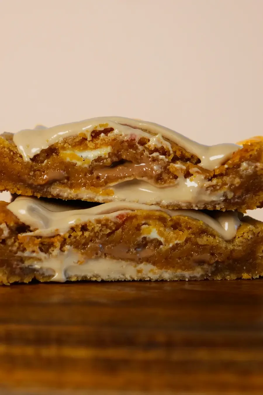 Cookie Buenocookie au cœur praliné, chocolat blanc et chocolat au lait