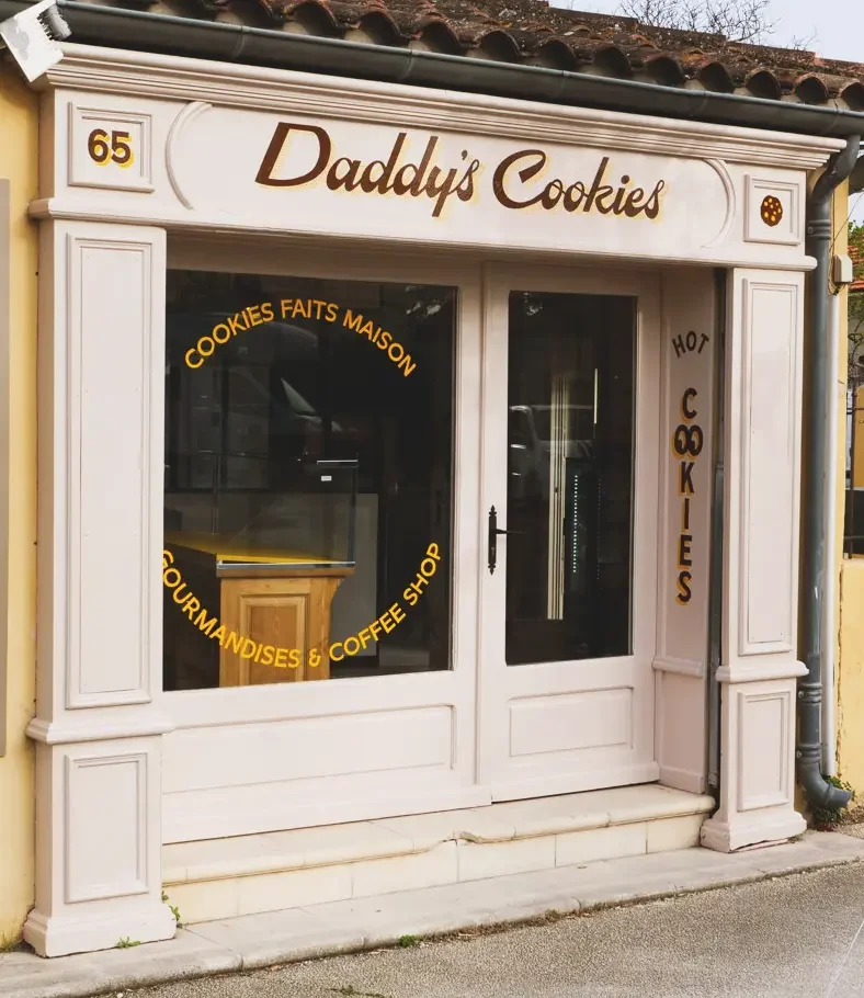 Façade de la boutique Daddy’s Cookies à L’Isle-sur-la-Sorgue, peint à la main par Atelier Stangtreize