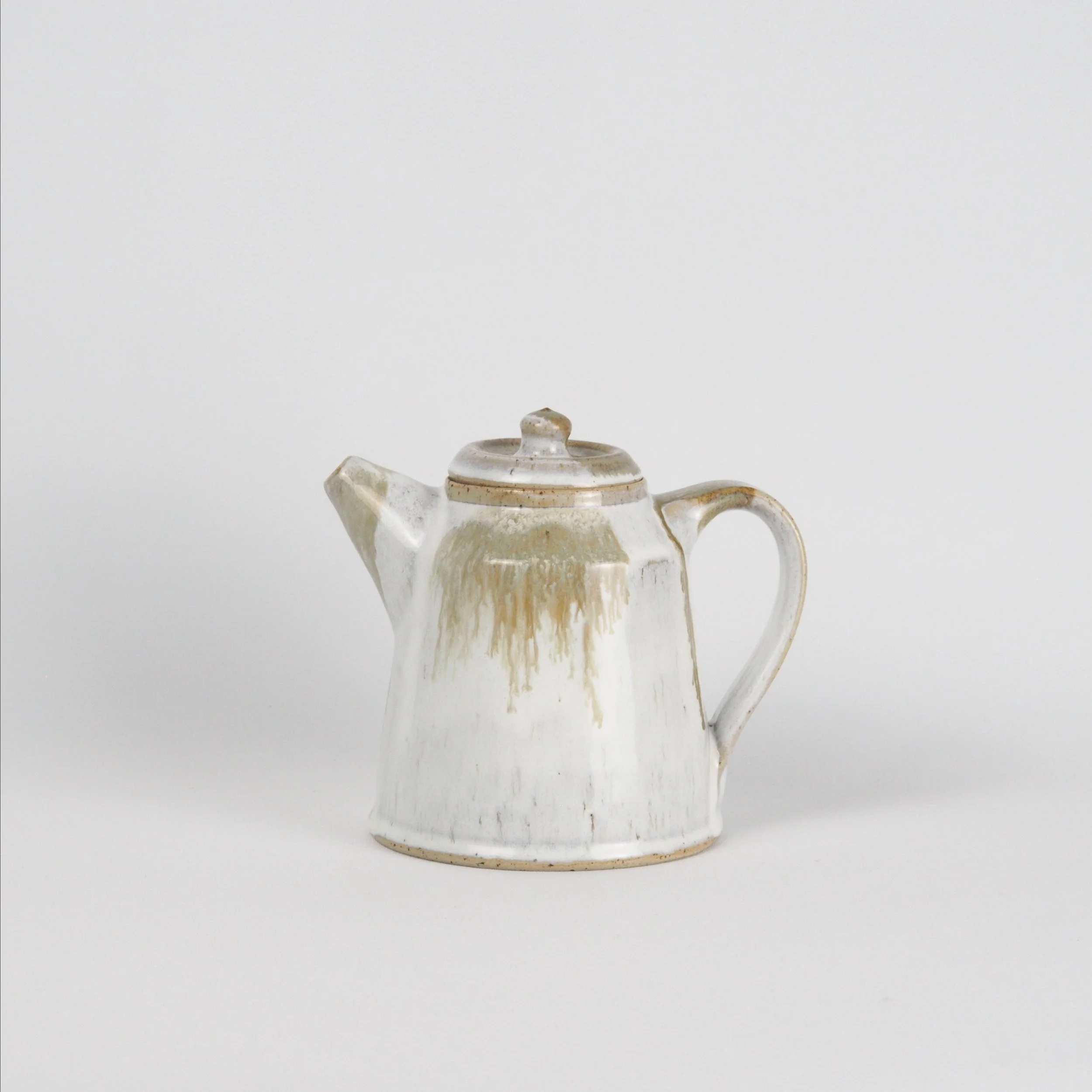 Teapot, white smoke