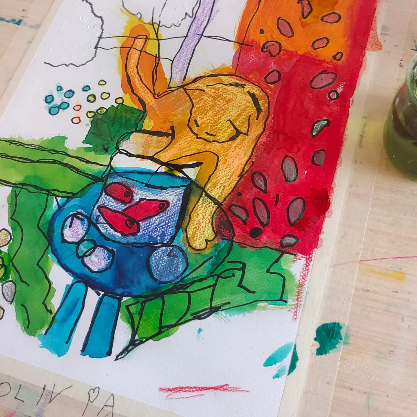 Dessin coloré représentant un verre de cocktail bleu avec des glaçons, une tranche de citron rouge, et une figue, avec un fond de verdures et éléments fruités.