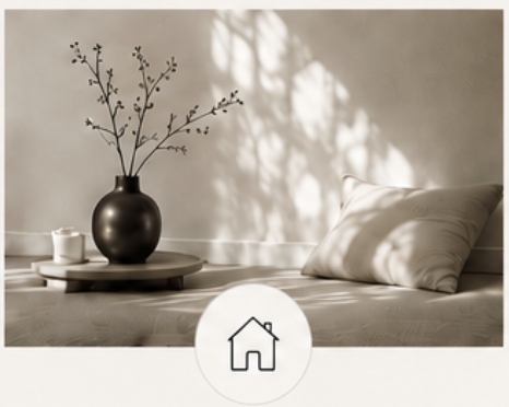 Ein Bett mit Kissen, eine Nachttischlampe, eine Vase mit Zweigen auf einem Nachttisch in einem Schlafzimmer, mit Schatten an der Wand.