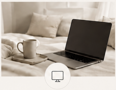 Laptop, Kaffeetasse und Tablet auf einem Bett