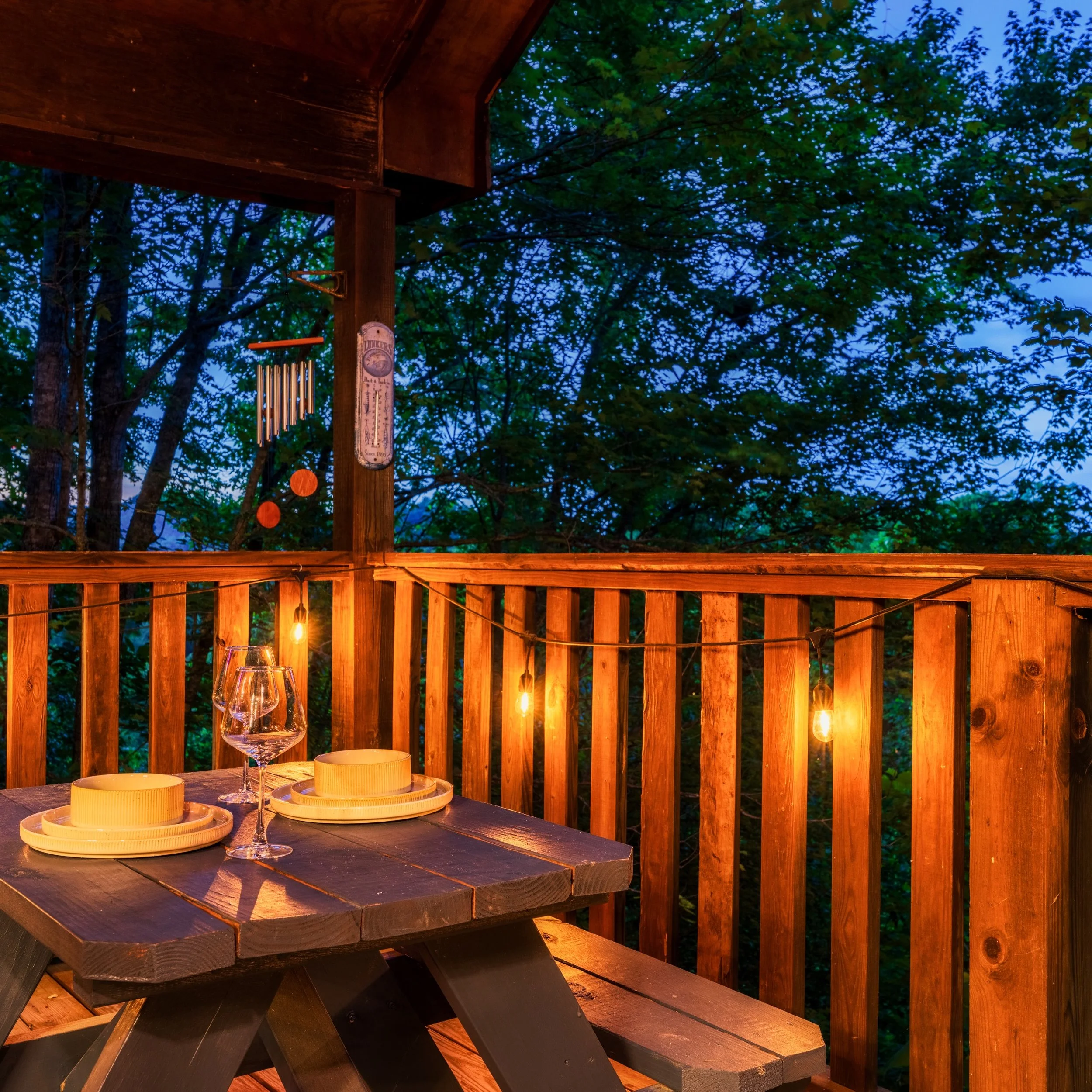 Happy October! That means it's that time of year- dinner al fresco on a cool fall night&mdash;the Smoky Mountain way 🍂🏔️ Imagine wrapping up a day of leaf-peeping and coming back to this setup. 

Tag the travel buddy you&rsquo;re bringing on your n