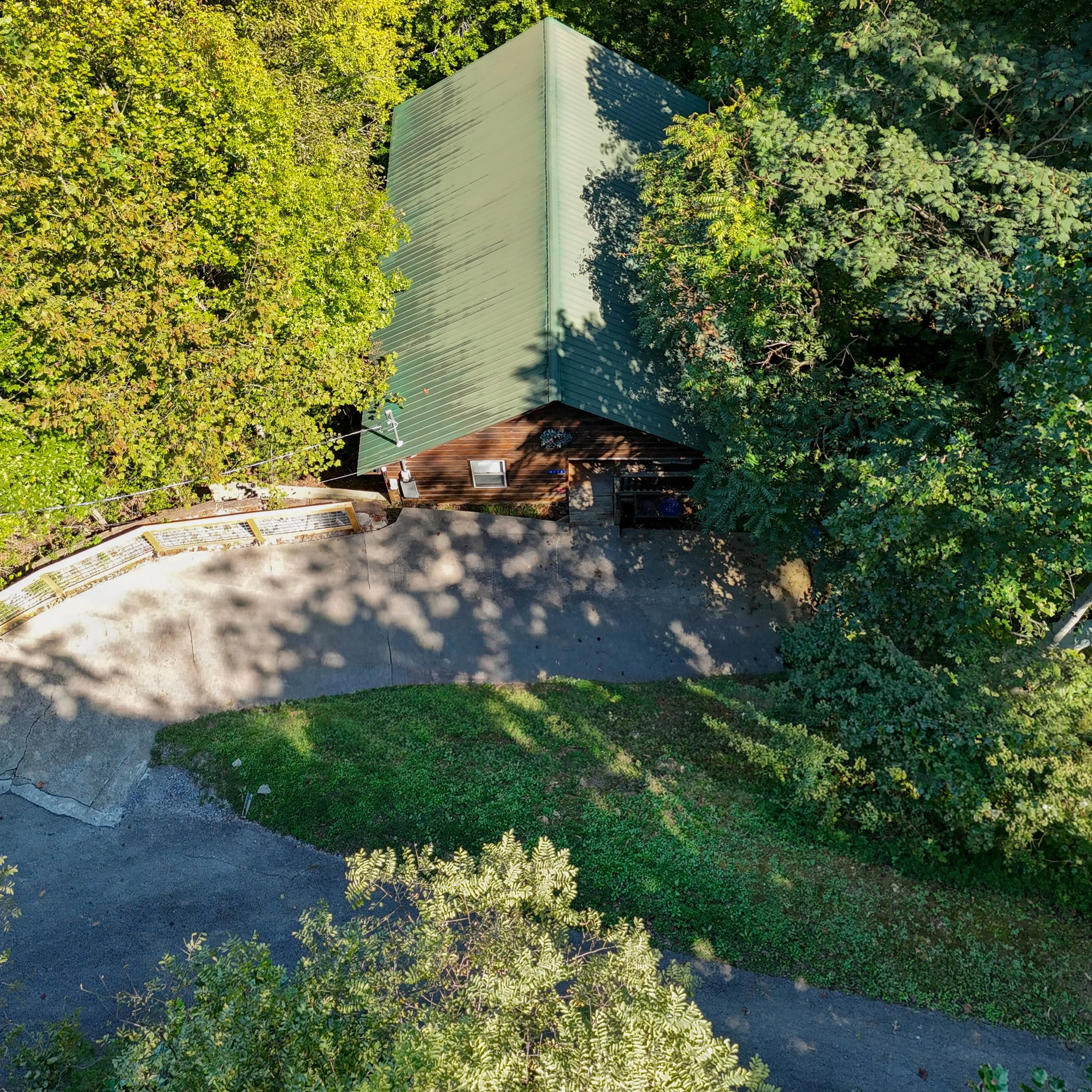 Tucked into the treetops. 🌲
The best part of the Smokies is how quiet it gets once you're up in the trees. Morning coffee, birdsong and nothing but green in every direction.
What's your favorite way to start a mountain morning? ☕👇
Book direct, link