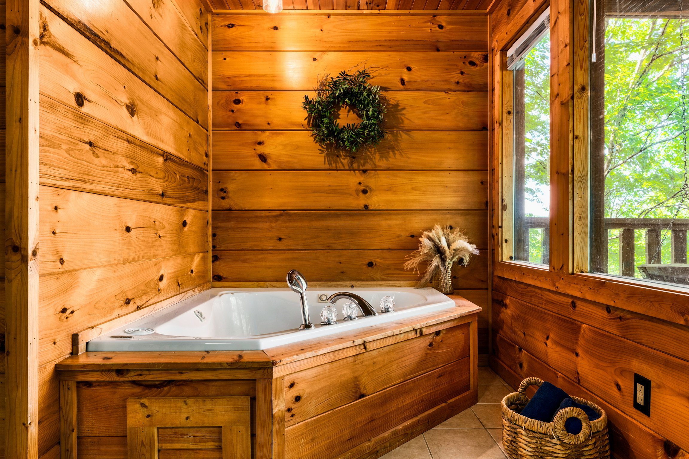 Blue Sage Hideaway jacuzzi tub with wreath decor