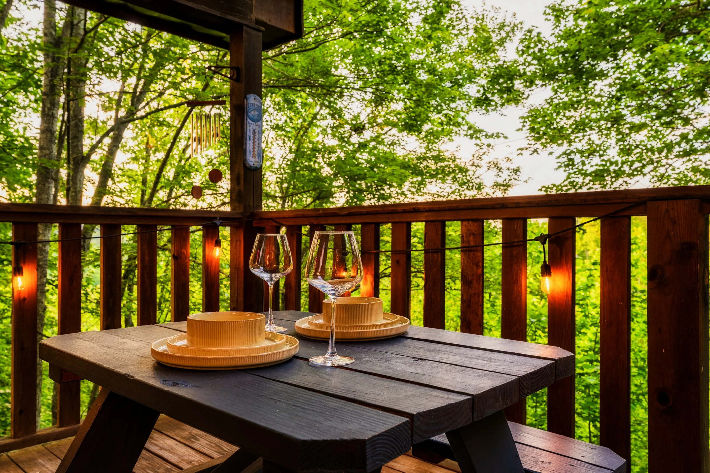 Blue Sage Hideaway upper level balcony deck dining table, close view