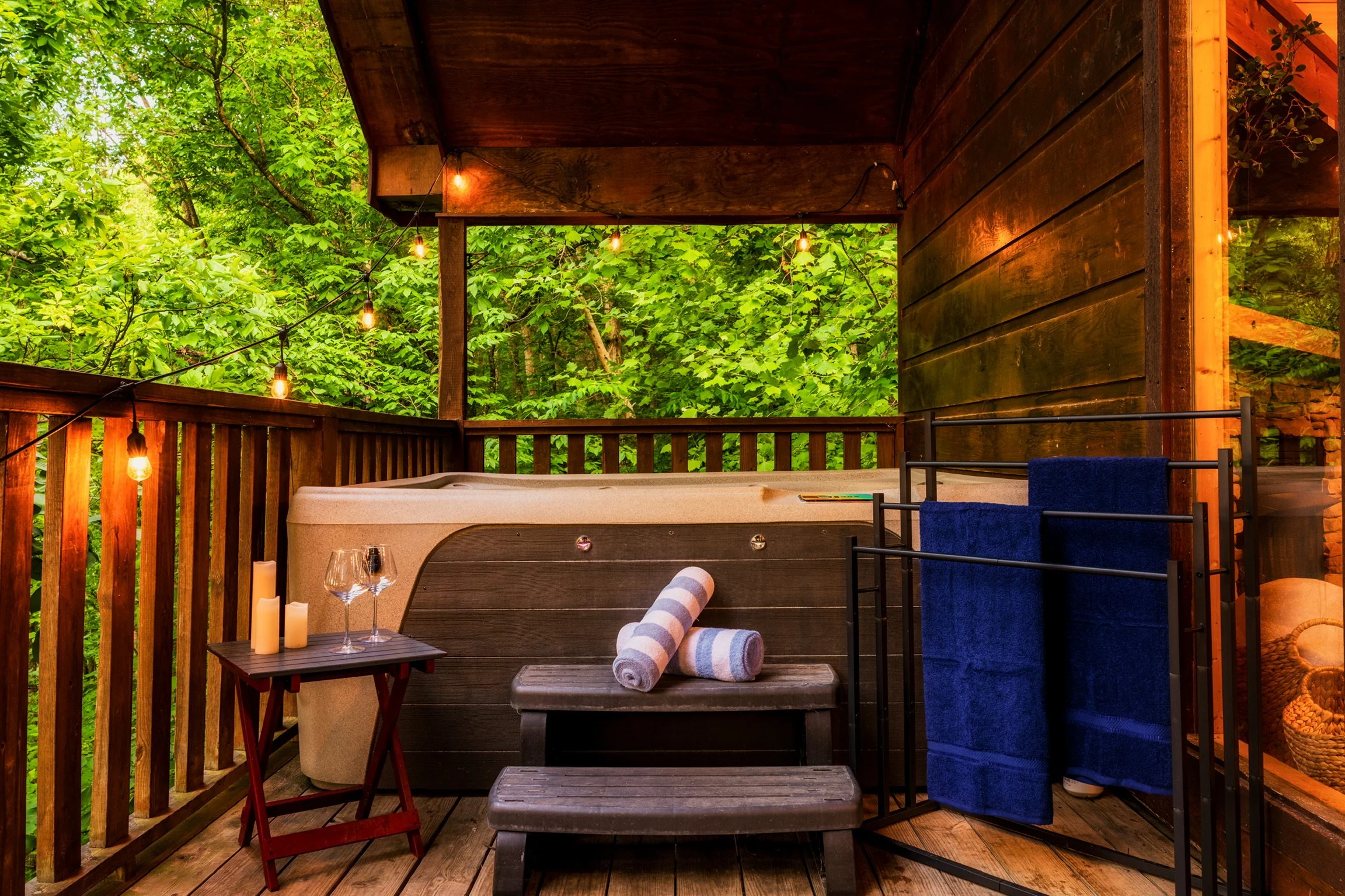 Blue Sage Hideaway upper level balcony hot tub deck, covered porch view