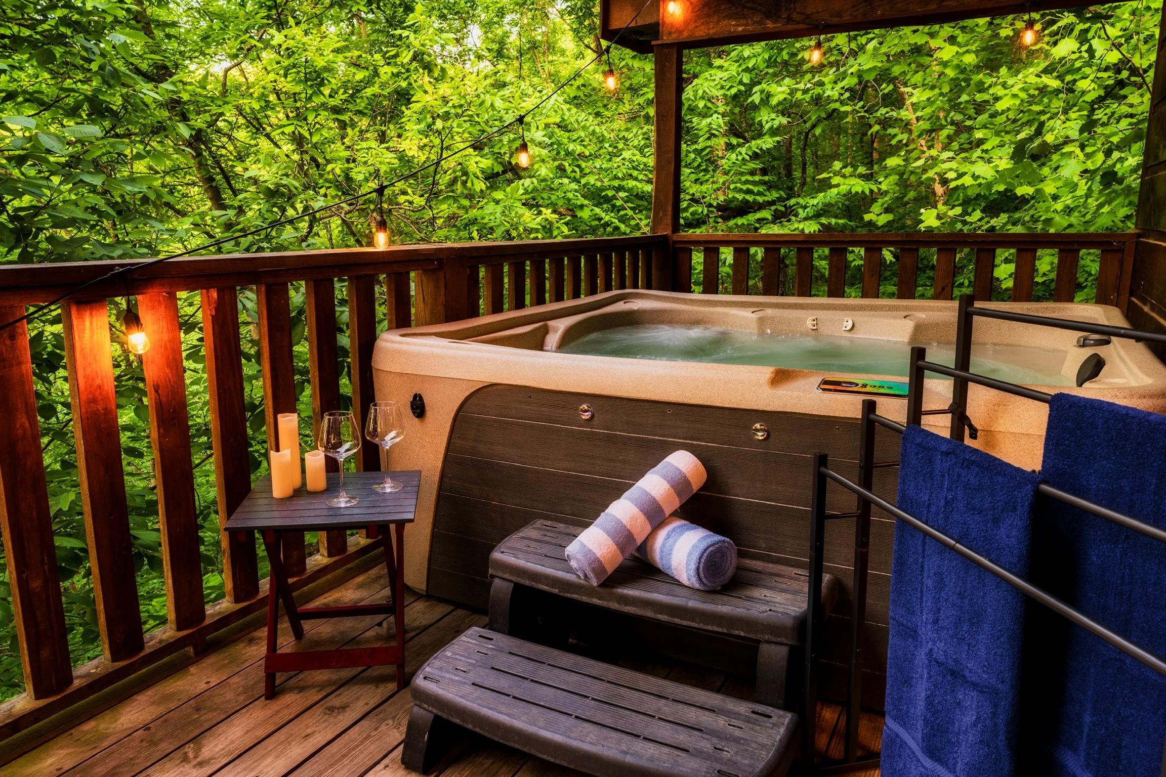 Blue Sage Hideaway upper level balcony  hot tub with towels and candles on deck