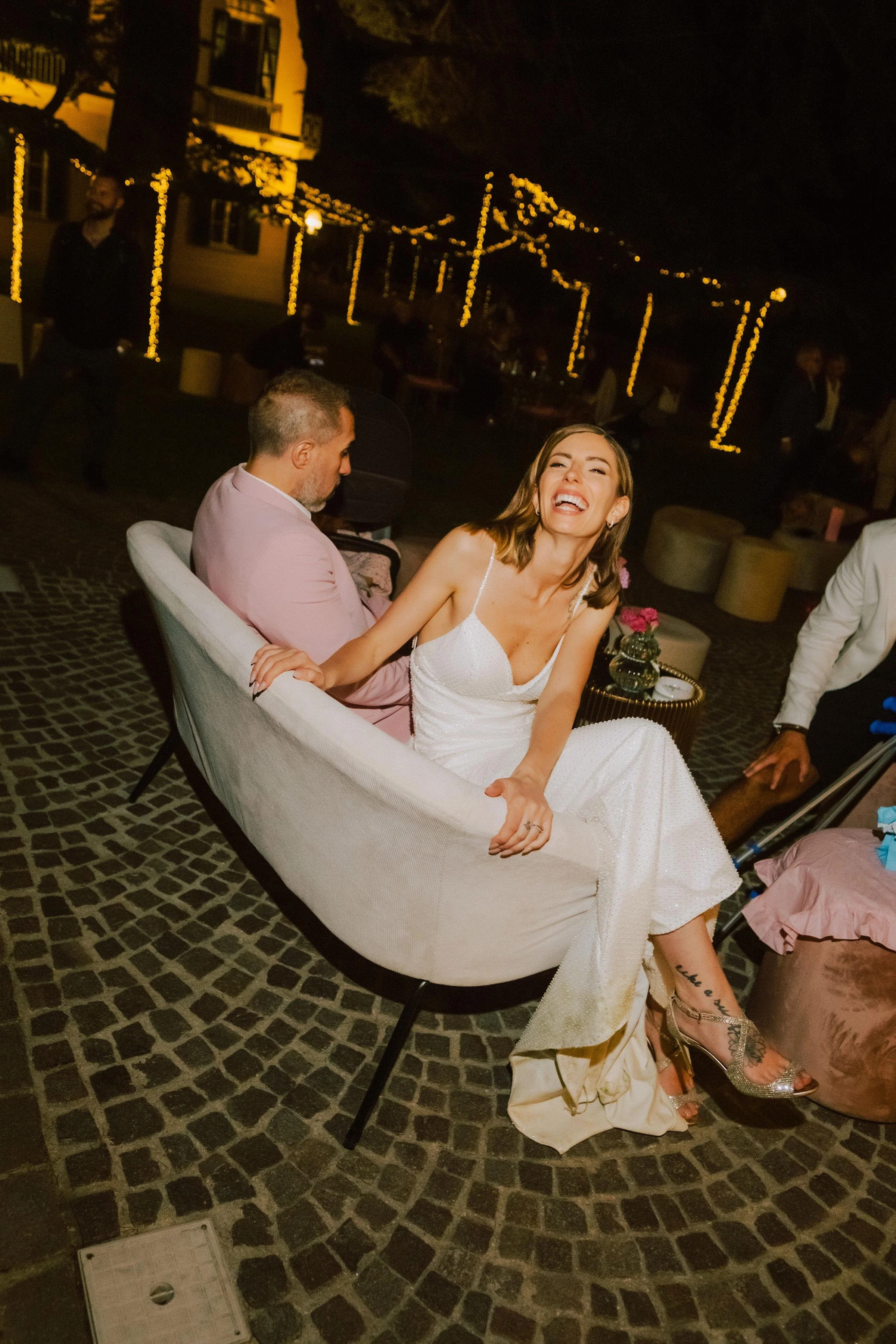 Per il wedding abbiamo creato un percorso dedicato, con prova, preparazione della pelle, organizzazione dei tempi e possibilità di seguire anche la coppia e le persone vicine all’evento.