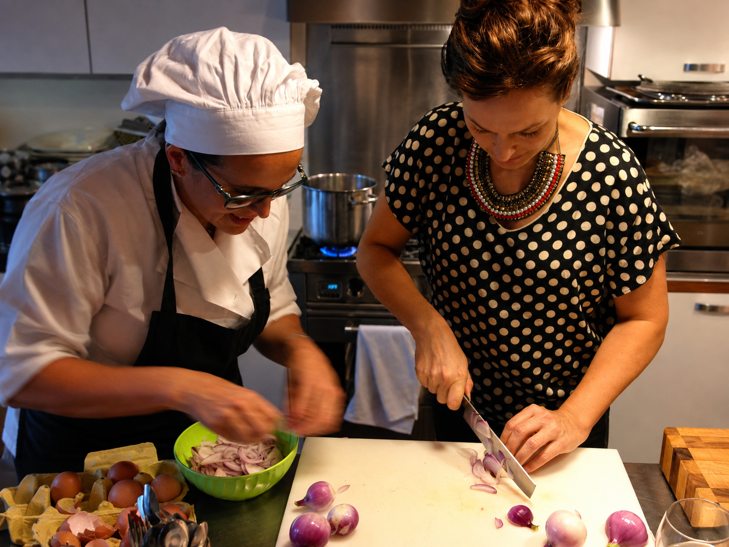 Karin preparing red onions during an Italian cooking lesson