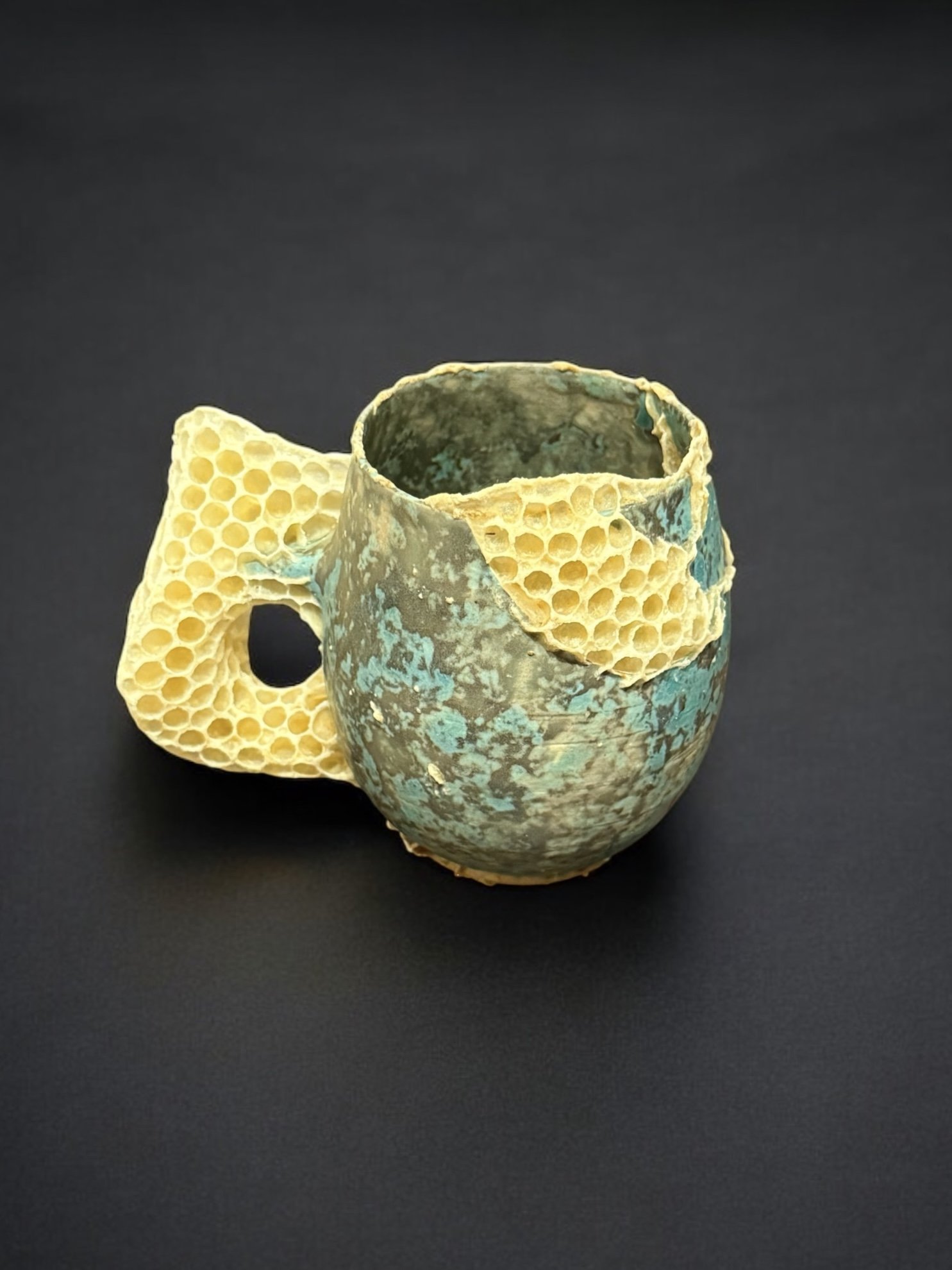  Kintsugi/Kintsu-Bee Cup #1 
Ceramic cup by Makiko Hicher an natural honeycomb