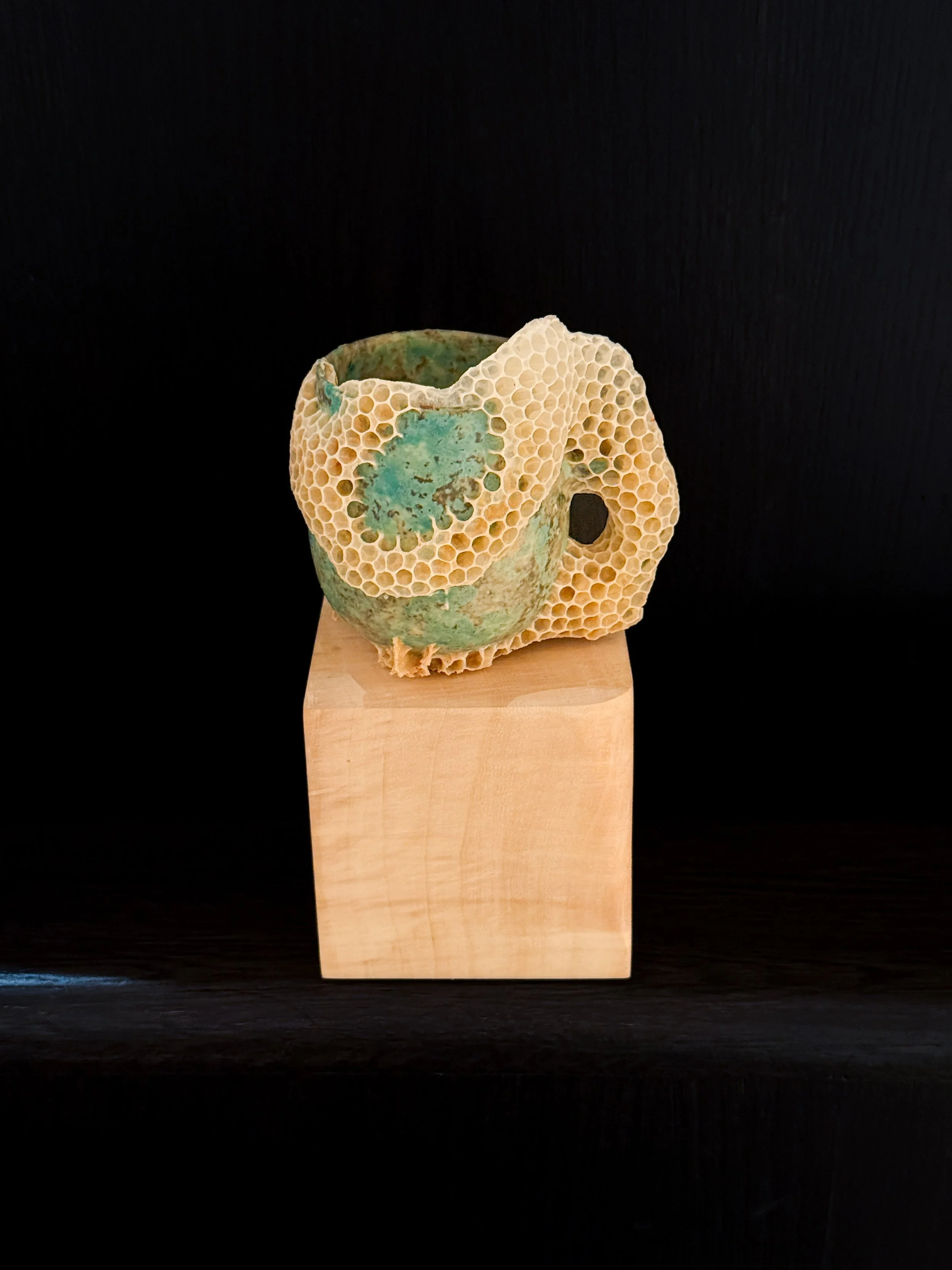  Kintsugi/Kintsu-Bee Cup #2 
Ceramic cup by Makiko Hicher an natural honeycomb