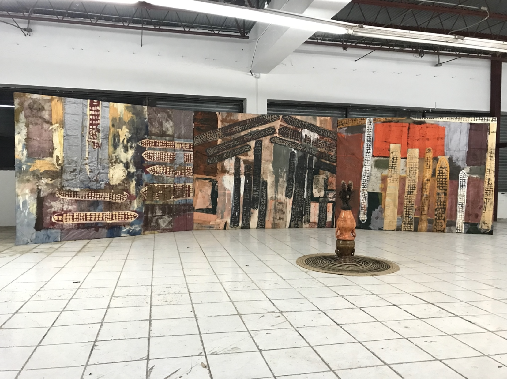Montaje de la exposición “La casa secreta” . Instalación de al frente de Kivan Quiñones.