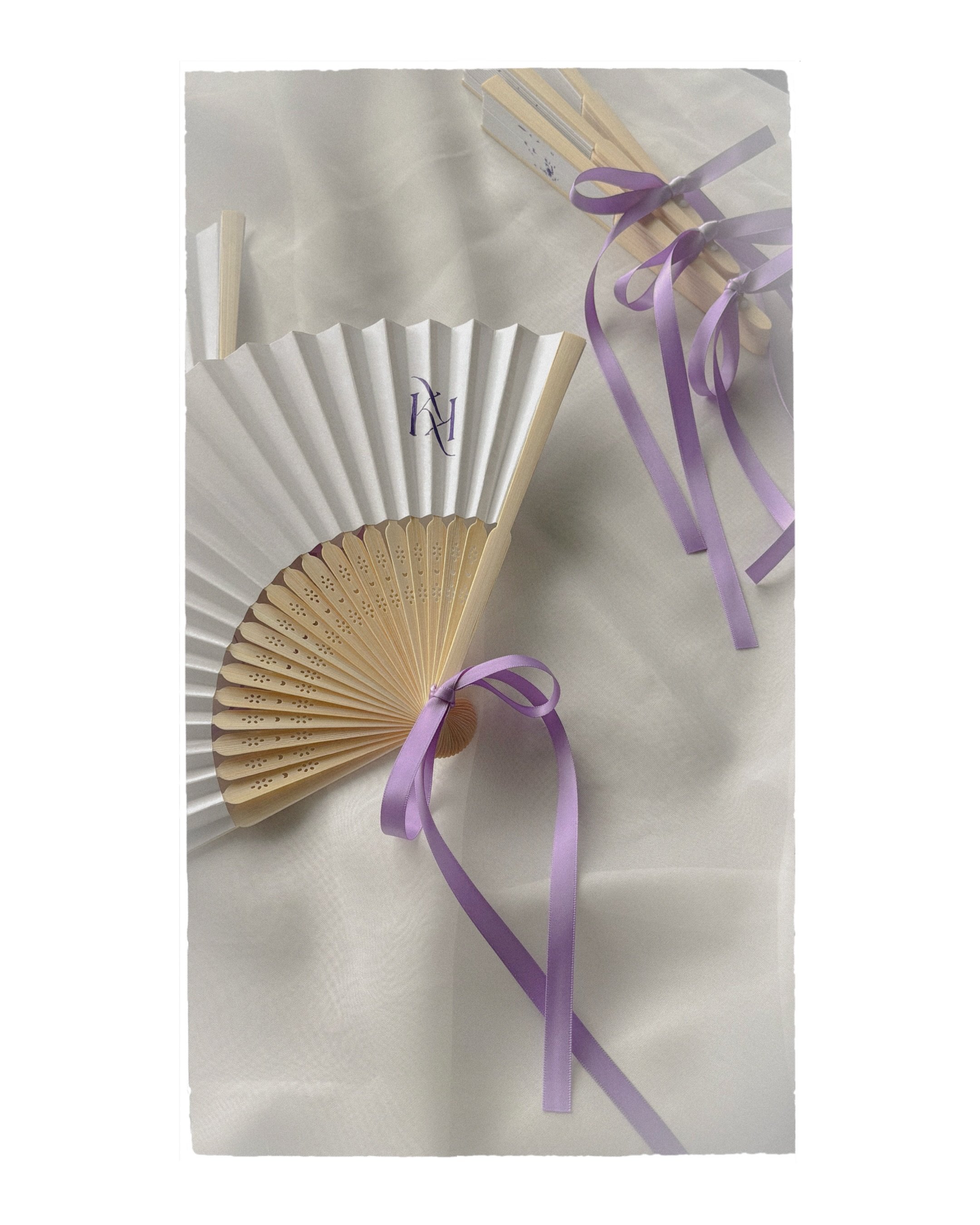พัดสั่งทำพร้อมเขียนชื่อด้วยลายมือ สำหรับเพื่อนเจ้าสาวในโทนสีม่วง Royal Purple 💜

ของชำร่วยที่ไม่ได้เป็นเพียงของที่ระลึก แต่เป็นส่วนหนึ่งของการเฉลิมฉลองด้วยเช่นกัน

พัดทุกเล่มถูกเขียนชื่อด้วยลายมือทีละชิ้น สามารถเลือกสีหมึกให้เข้ากับธีมงานได้ตามต้องก