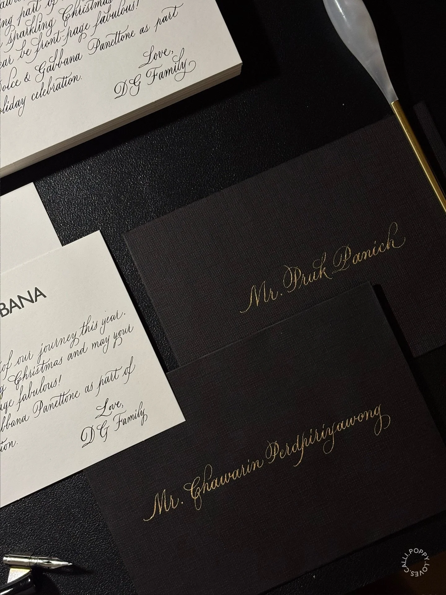 Dramatic &amp; Gilded for 𝐃𝐎𝐋𝐂𝐄 &amp; 𝐆𝐀𝐁𝐁𝐀𝐍𝐀 🖤

Holiday calligraphy for DOLCE &amp; GABBANA &mdash; where every card feels like part of the gift itself.
Black ink on crisp white cards, paired with rich gold calligraphy on black envelope