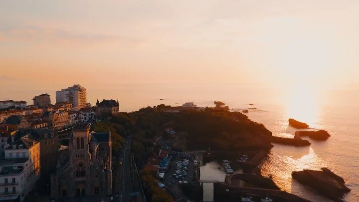 Frames from Biarritz ☀️⛱️

Slow mornings, warm sunsets and pizza by the sea. A pretty good recipe for a long weekend away @gabylopezo 🤍

#cinematic #biarritz #postcards #travel