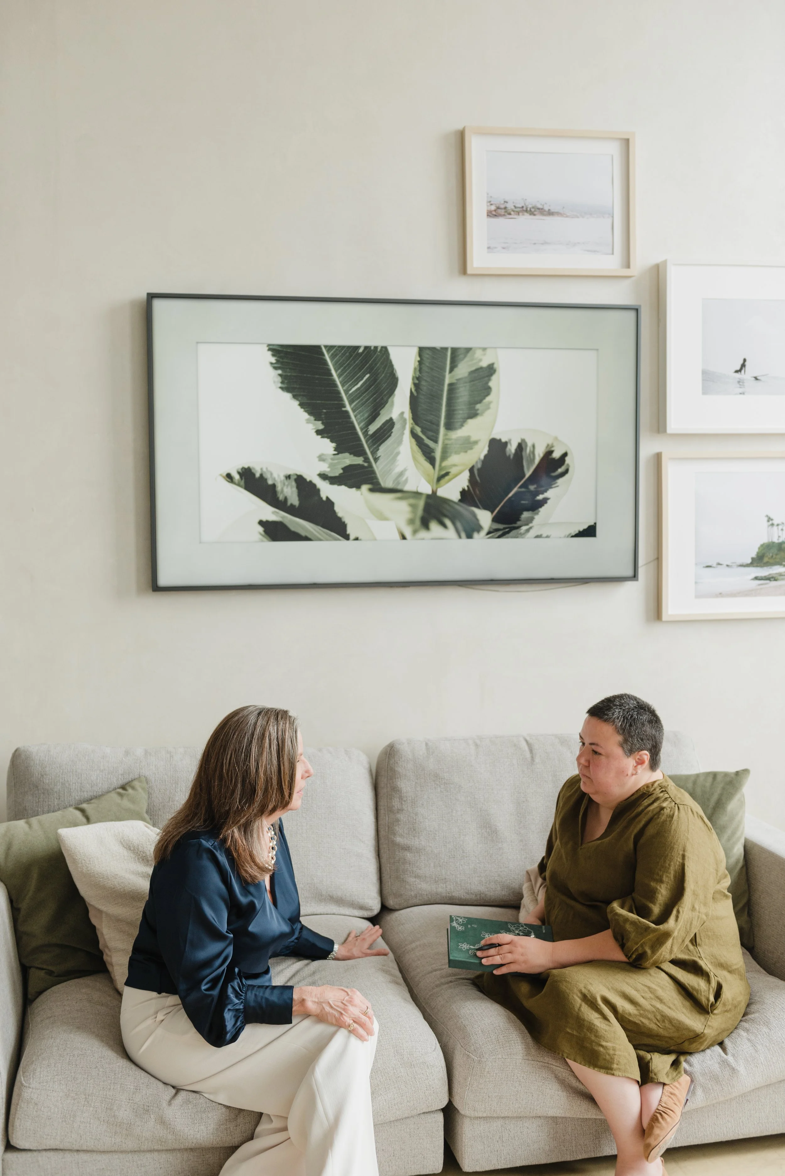 Wendy Shami working one-on-one with a client for psychotherapy.