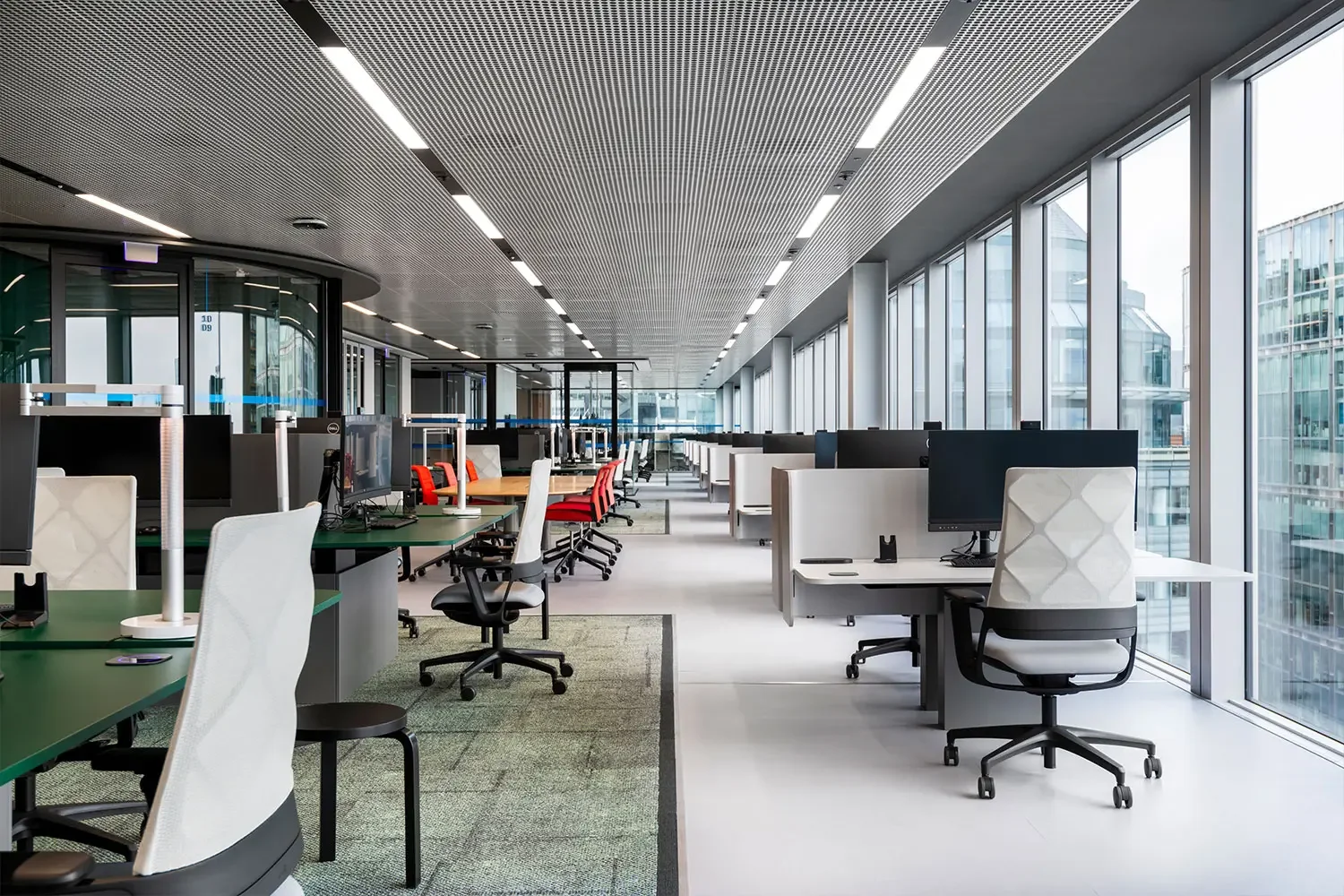 Modernes, helles Büro mit Einzelschreibtischen, weißen und schwarzen Stühlen, großen Fenstern und Computern, eingerichtet von Bene Büromöbel. Führender Gestalter von modernen Büro- und Arbeitswelten. innovative Konzepte, inspiriende Designbüros.