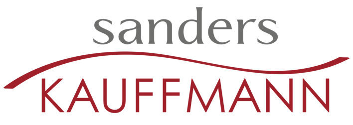 Logo der Marke Sanders-Kauffmann, die Bettwaren von Rohware bis Endprodukt produzieren. Kissen & Daunen-, Naturhaar- und Naturfaserdecken sowie Hotelbettwäsche und Topper von den Marken der Sanders-Kauffmann-Gruppe.