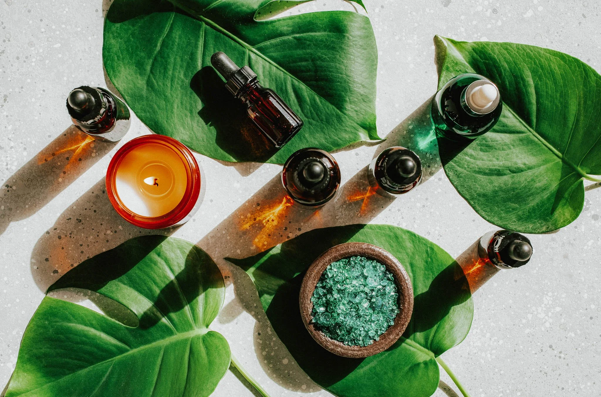 Koulutettu hieroja paikassa Oulu tekee asiakkaalle hierontapalvelua aromahieronta eteerisillä öljyillä.