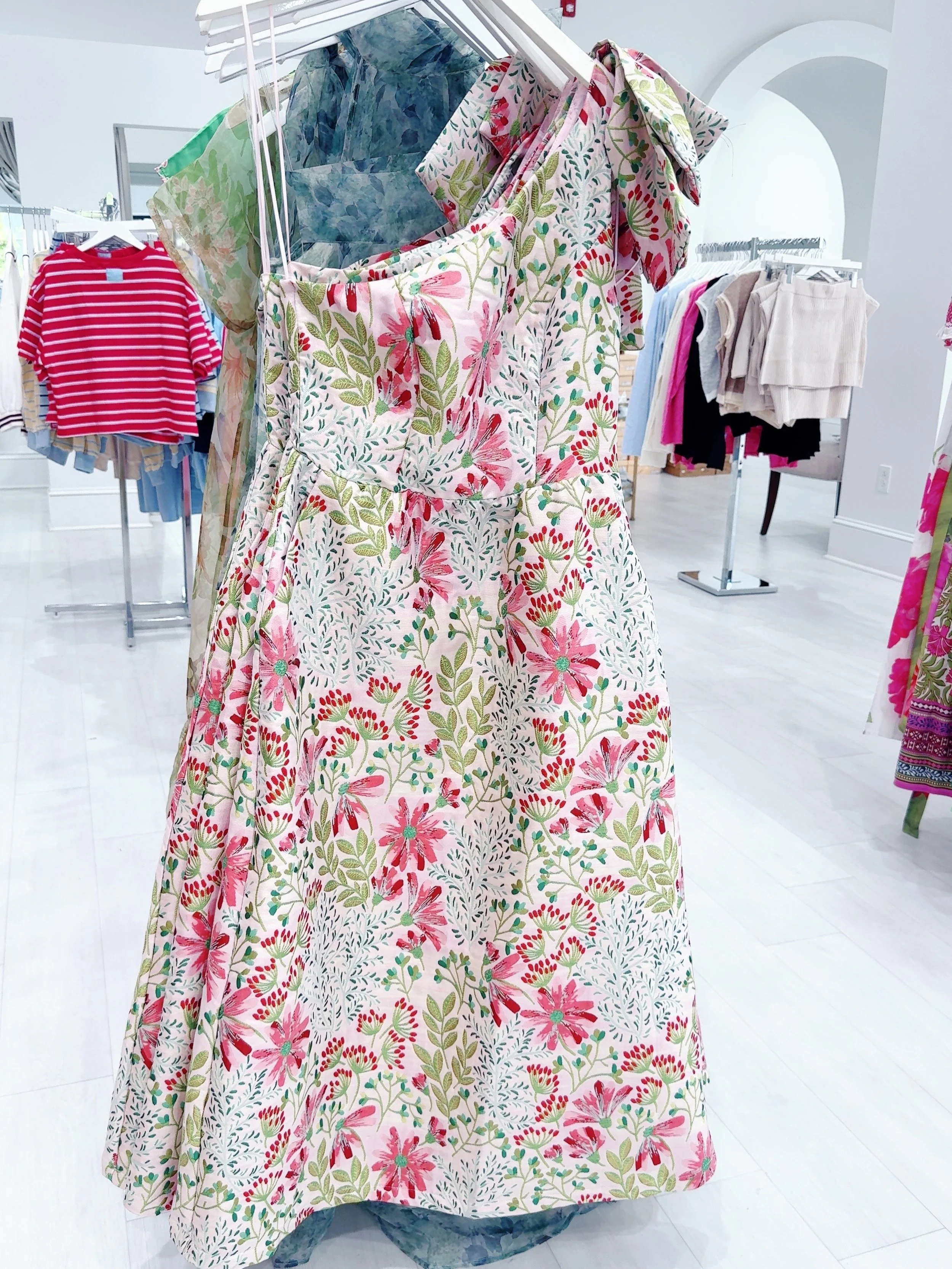 Love this dress for a weddings guest!
the one shoulder bow and this fabric is perfect!🫶🩷💚