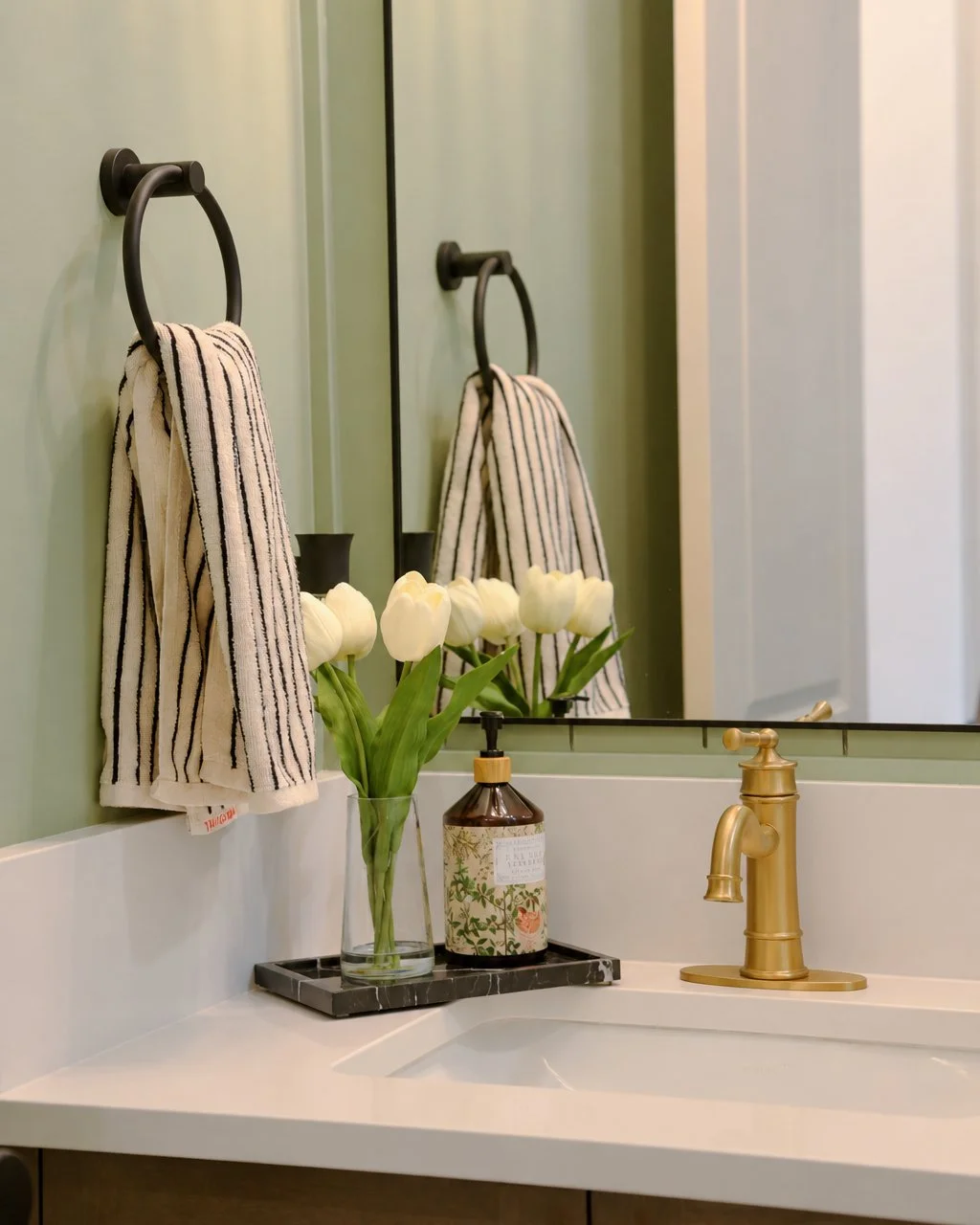 visione urbana_andrea turconi_Warm sage bathroom with white tulips.jpeg